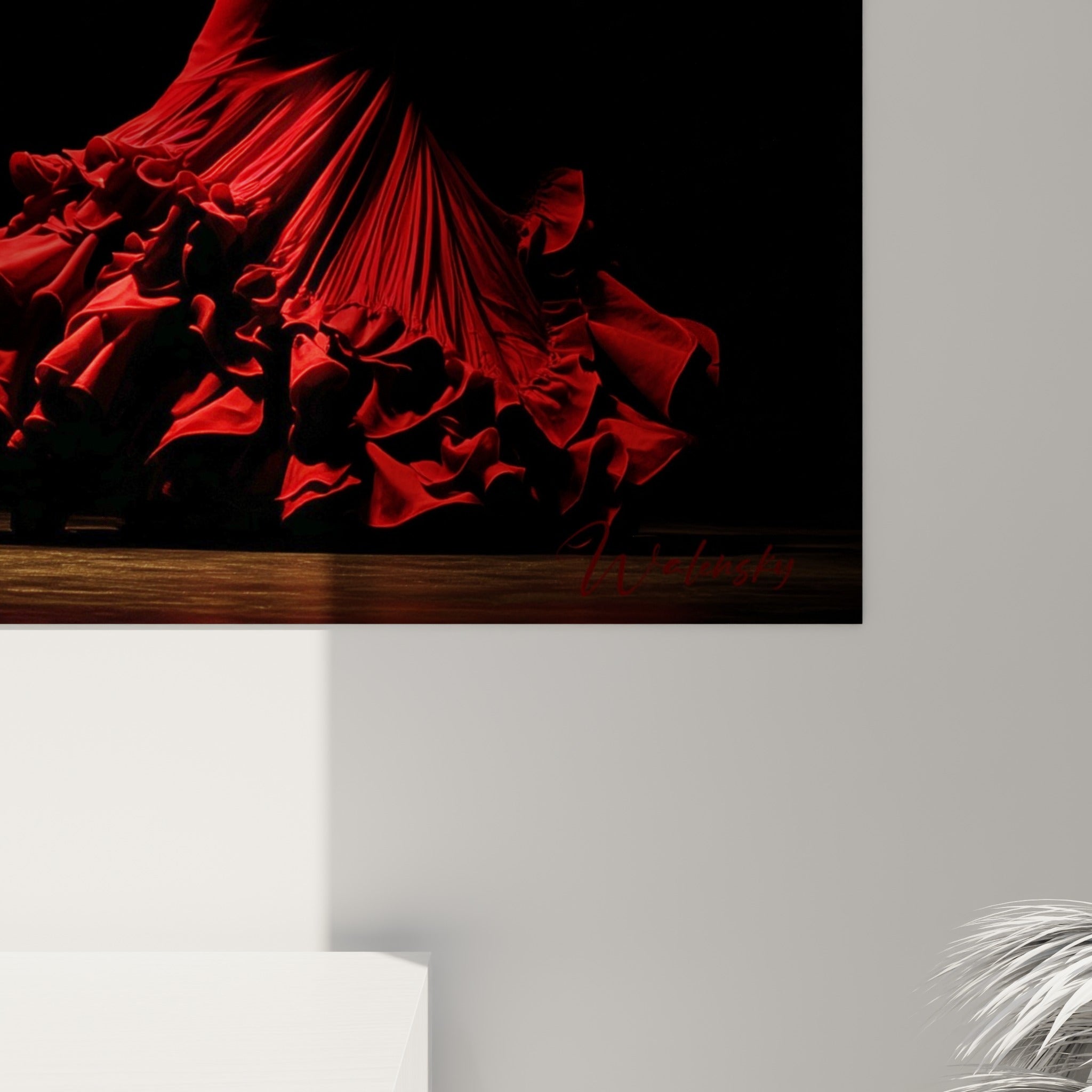 Détail des plis rouge écarlate du tissu et du grain sombre de l'impression sur cette œuvre flamenco