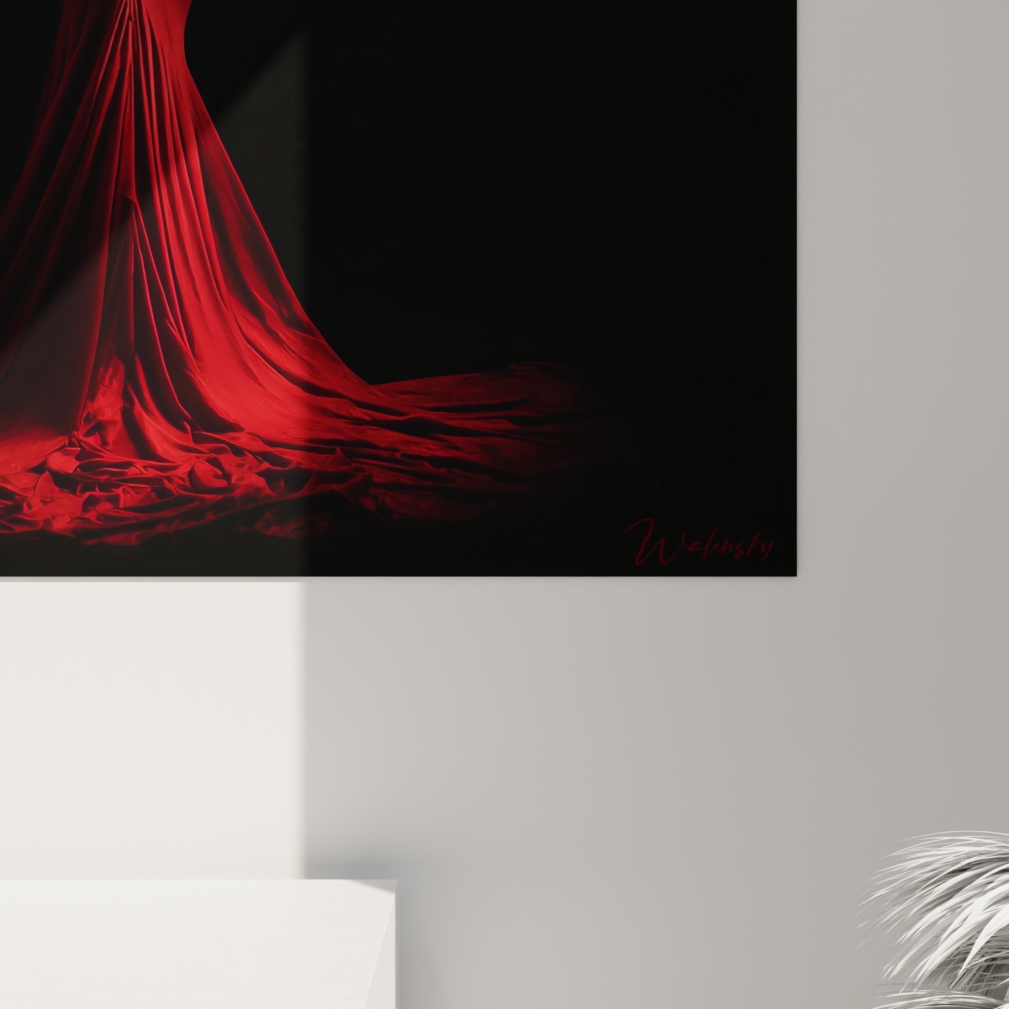 Drapé satiné rouge et reflets sombres, matière et lumière d'un tableau de danse espagnole accroché