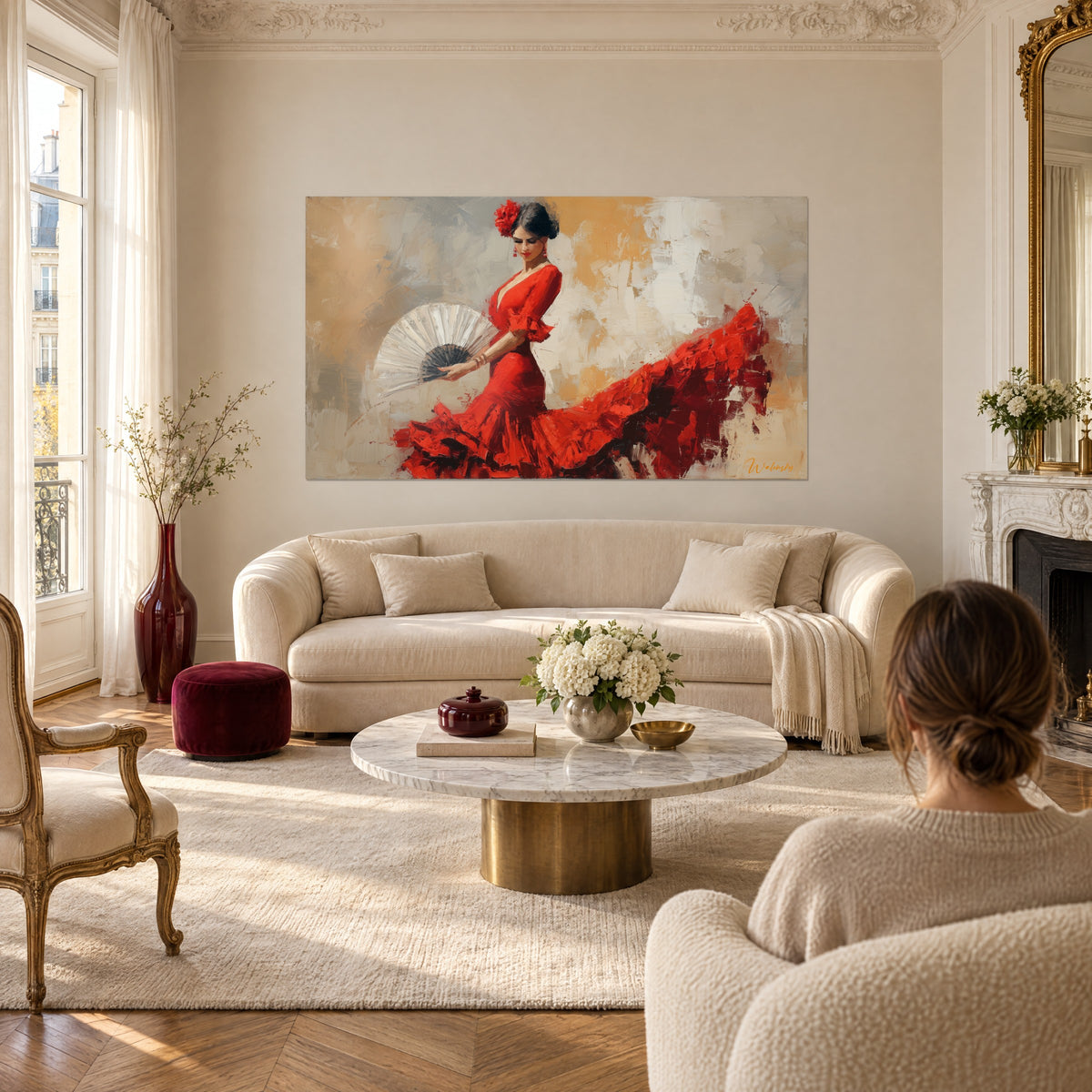 Tableau danseuse flamenca en robe écarlate et grand éventail ivoire, fleur rouge, deux personnes de dos, au-dessus d'un canapé dans un salon lumineux
