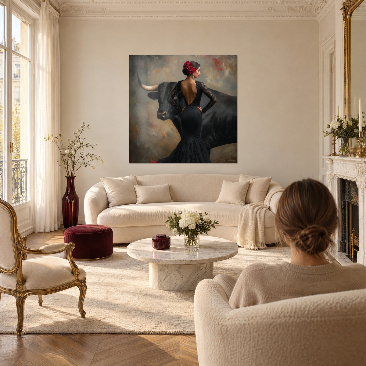Tableau danseuse flamenco de dos en robe de dentelle noire, taureau sombre, fleurs rouges, fond ocre, au-dessus d'un canapé dans un salon lumineux