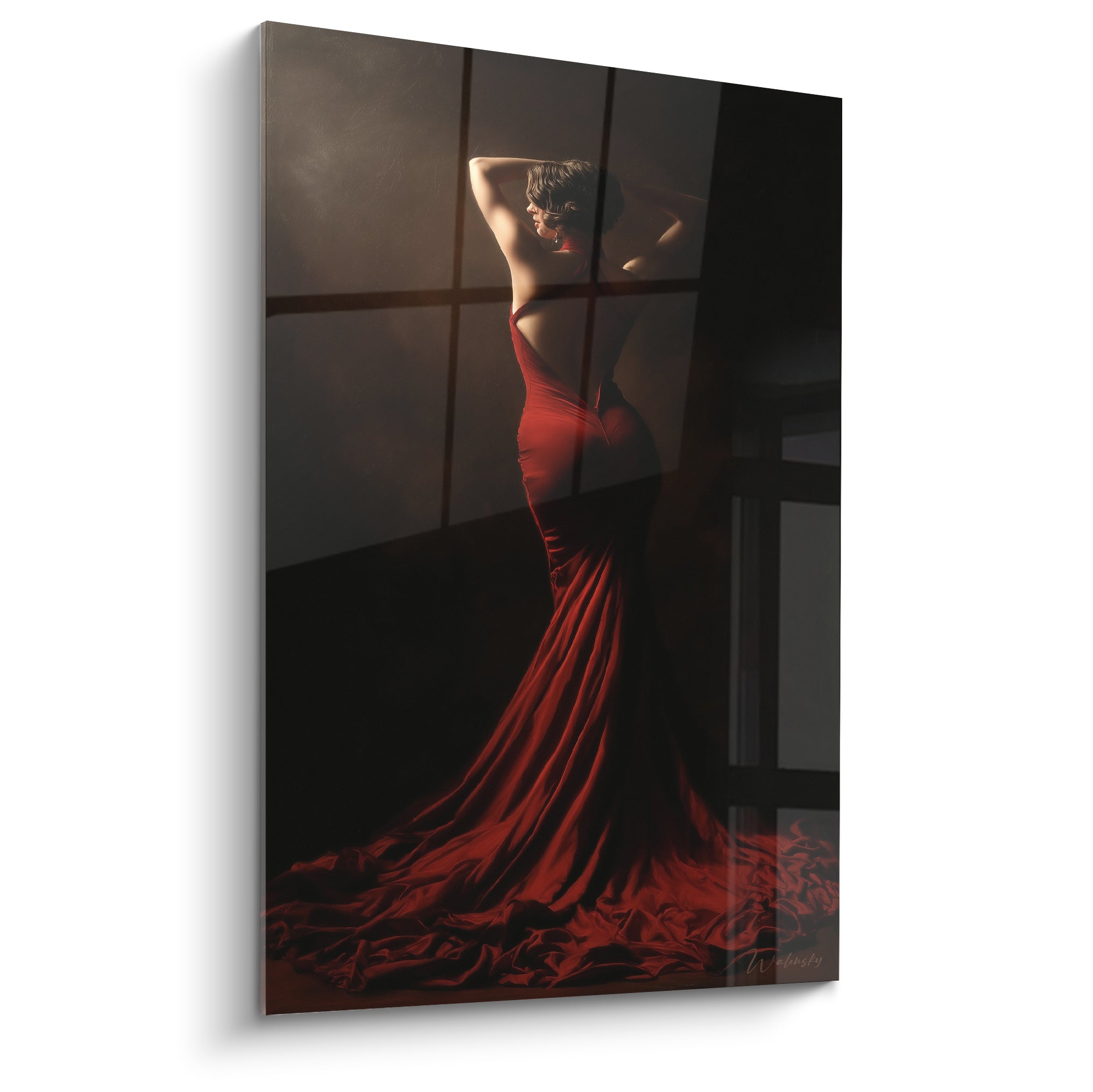 Danse espagnole en robe rouge drapée, silhouette de dos dans une lumière anthracite tamisée