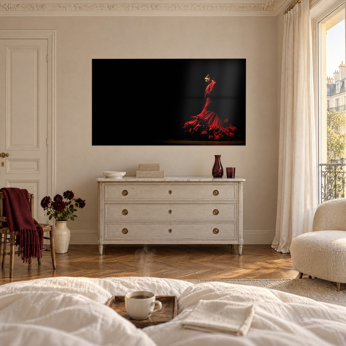 Quadro bailaora avvolta in rosso vivo, chignon scuro, balze a spirale su nero, sopra un letto in una camera luminosa