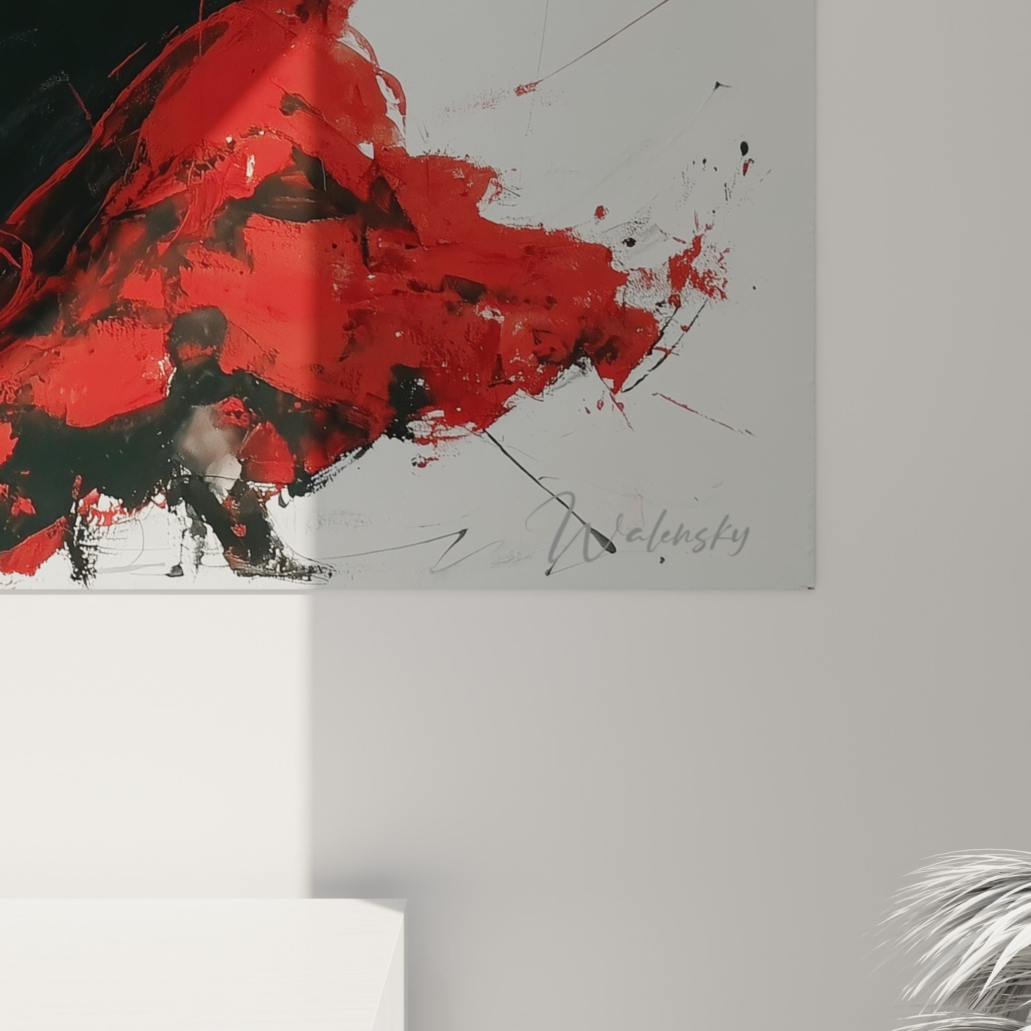 Coulures noires et éclats de rouge intense se mêlent en gros plan sur la matière picturale de la toile