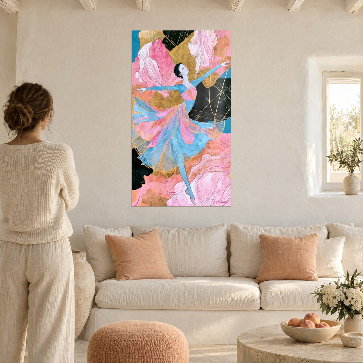 Tableau danseuse en robe bleu ciel et rose, bras ouverts sur fond noir et or, au-dessus d'un canapé dans un salon lumineux