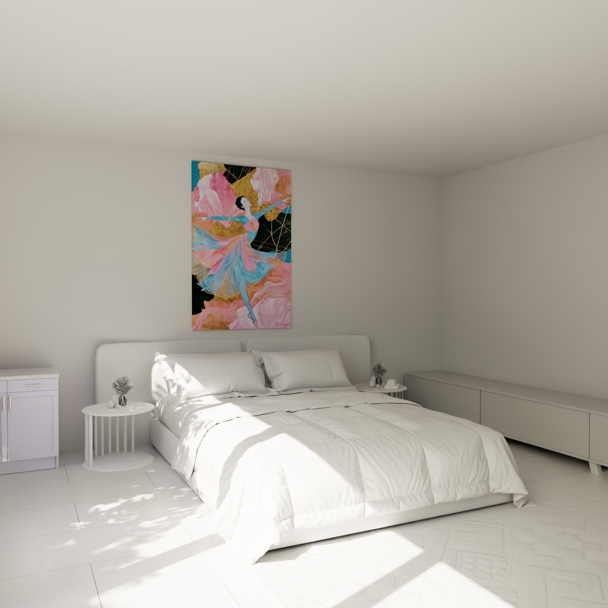 Ballerine aux teintes bleu ciel et rose poudré, geste tendu, au-dessus d'un lit dans une chambre claire