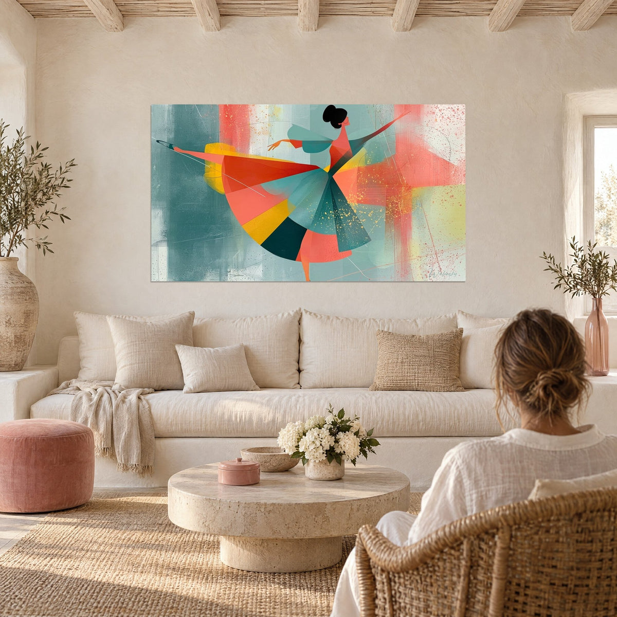 Tableau danseuse à la jupe corail et sarcelle, éclaboussée d'or sur fond bleu-gris, au-dessus d'un canapé dans un salon lumineux