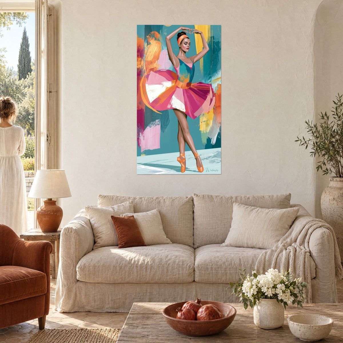 Tableau ballerine en tutu fuchsia et turquoise, bras arrondis au-dessus du bandeau orange, au-dessus d'un canapé dans un salon lumineux