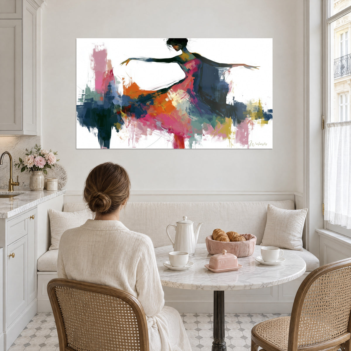Schilderij sierlijke danseres, uitgestrekte armen, koraalrode en marineblauwe jurk, mosterdgele accenten, boven een eetkamerbank
