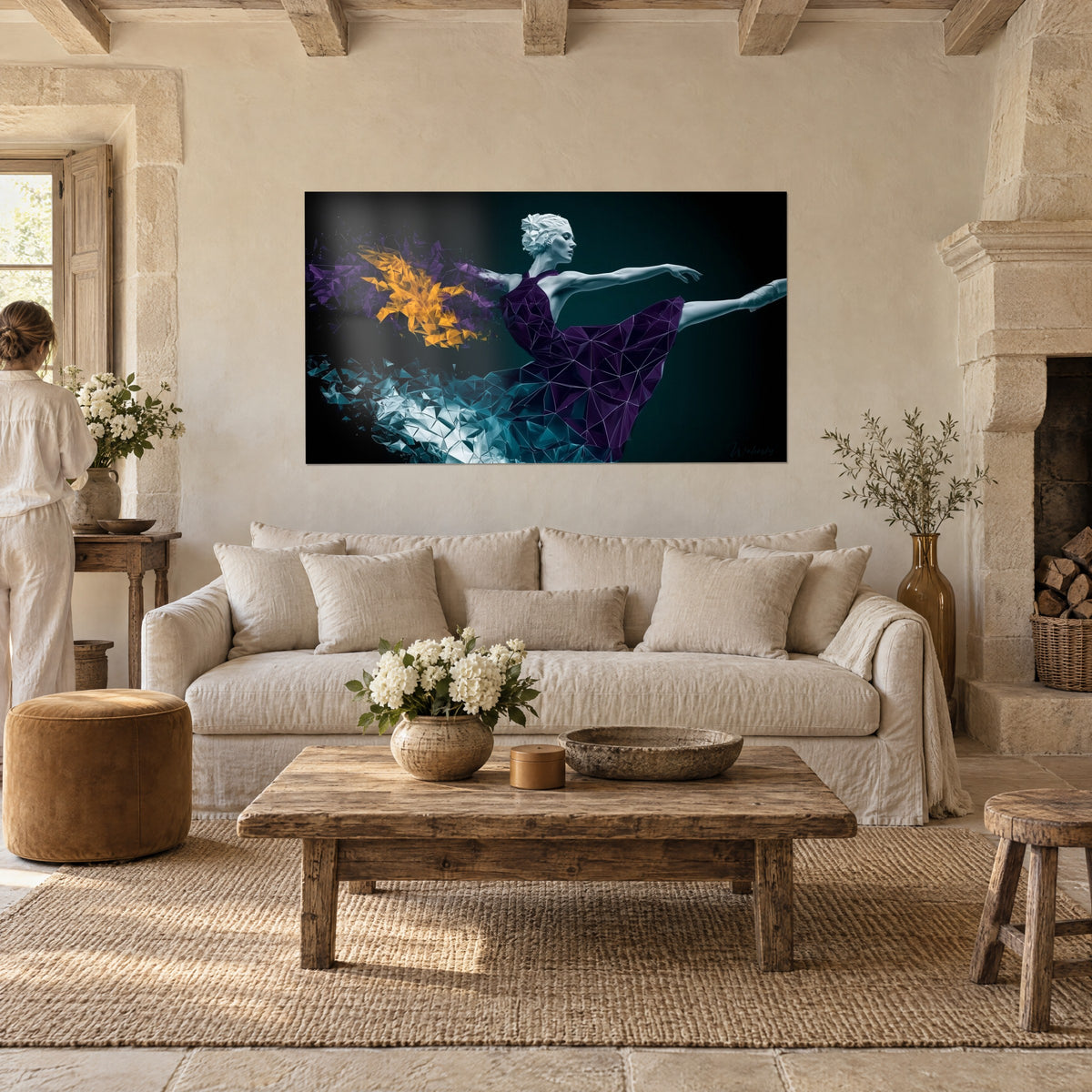 Schilderij danseres in arabesque, paarse jurk in geometrische scherven en goudgele veren op een donkere achtergrond, boven een bank in een lichte woonkamer