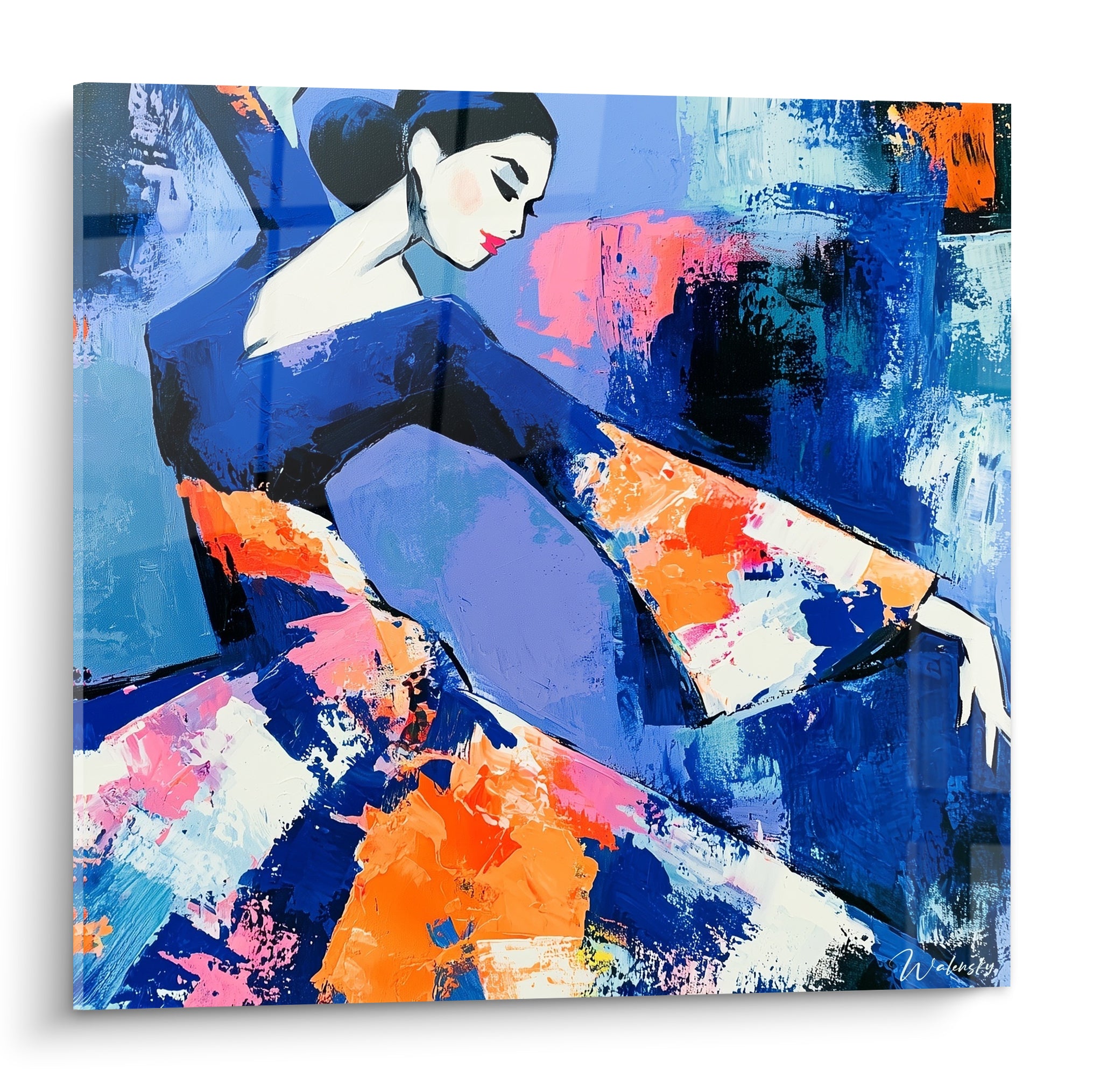 Danseuse abstraite penchée en robe bleu marine et orange vif, empâtements épais sur toile lumineuse