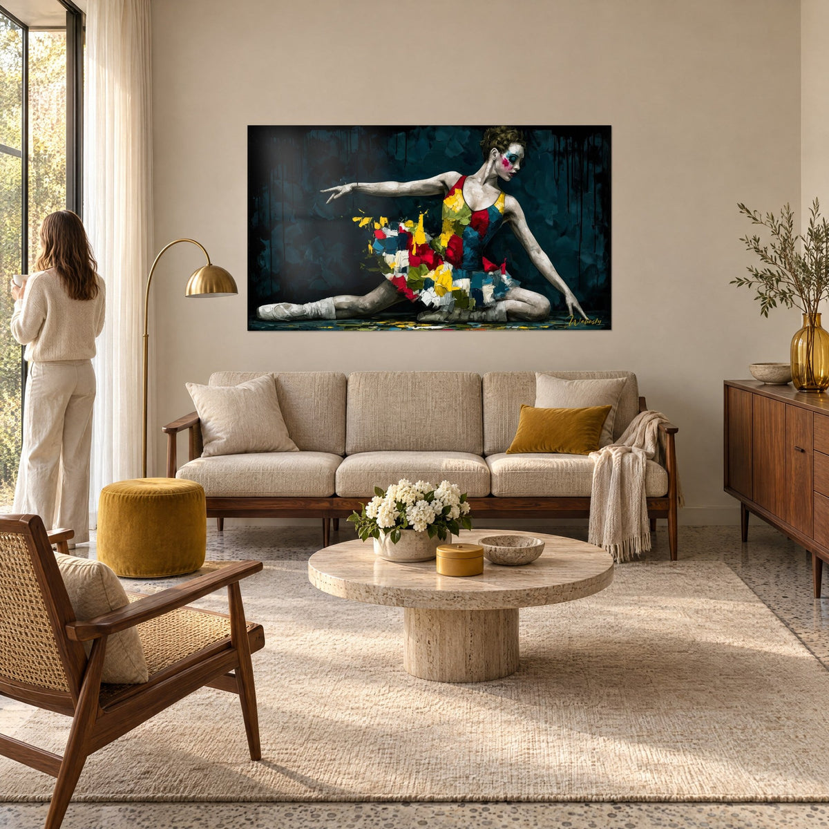 Tableau ballerine au tutu éclaté de touches jaunes, rouges et bleu pétrole, buste penché, au-dessus d'un canapé dans un salon lumineux
