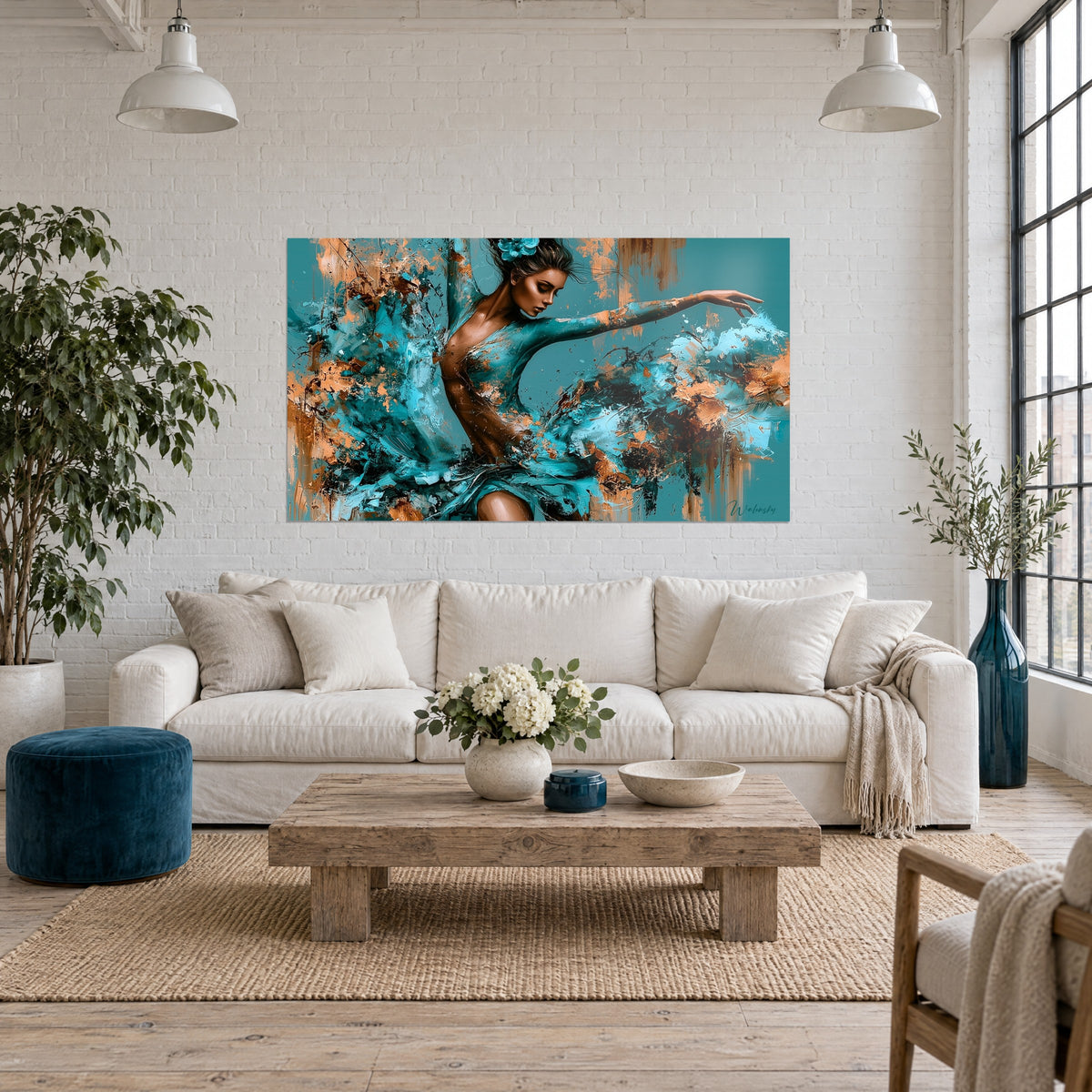 Tableau danseuse abstraite en robe turquoise éclaboussée de cuivre, bras tendu, au-dessus d'un canapé dans un salon lumineux