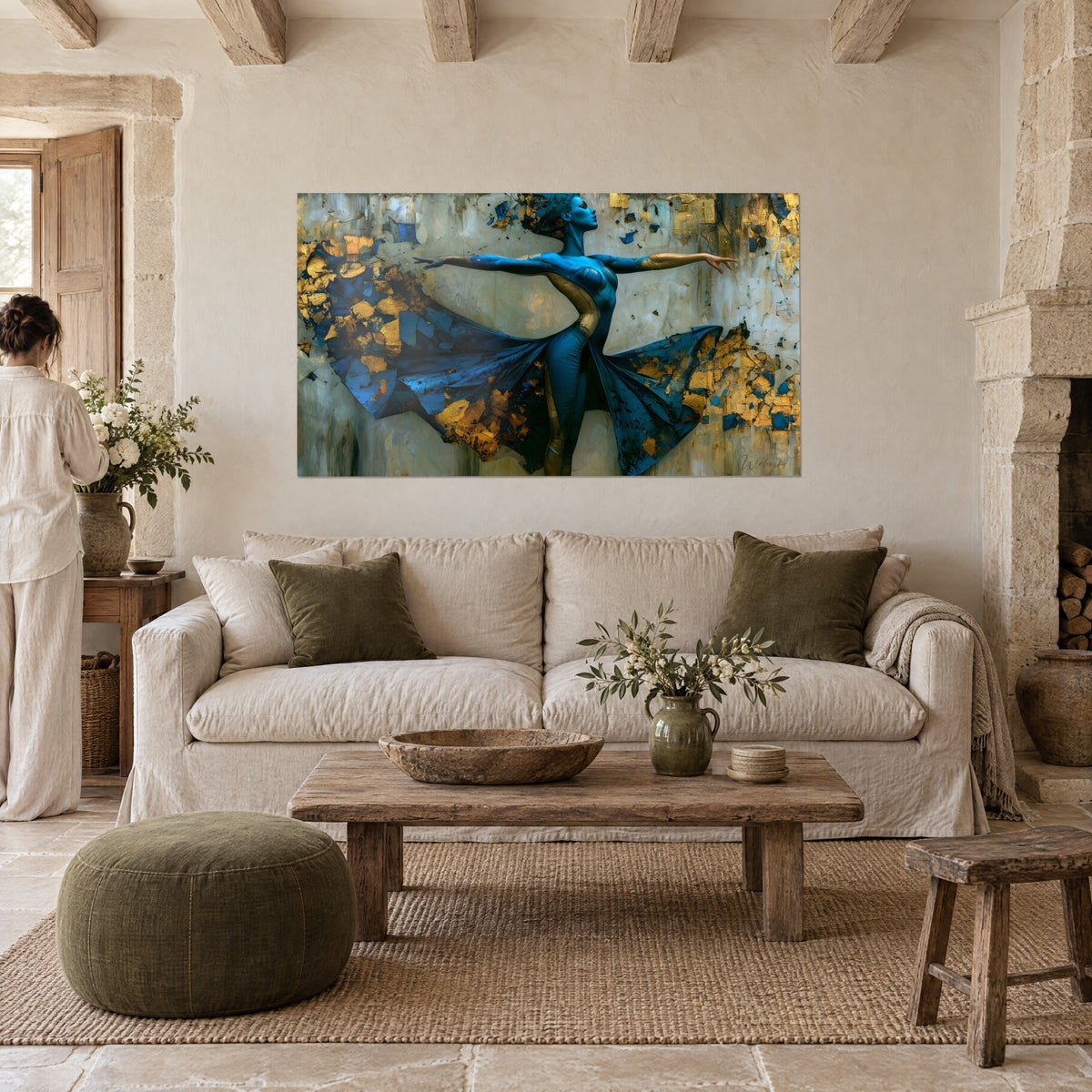 Schilderij danseres met blauwe huid, gestrekte armen, rok van gouden en azuurblauwe flarden, boven een bank in een lichte woonkamer