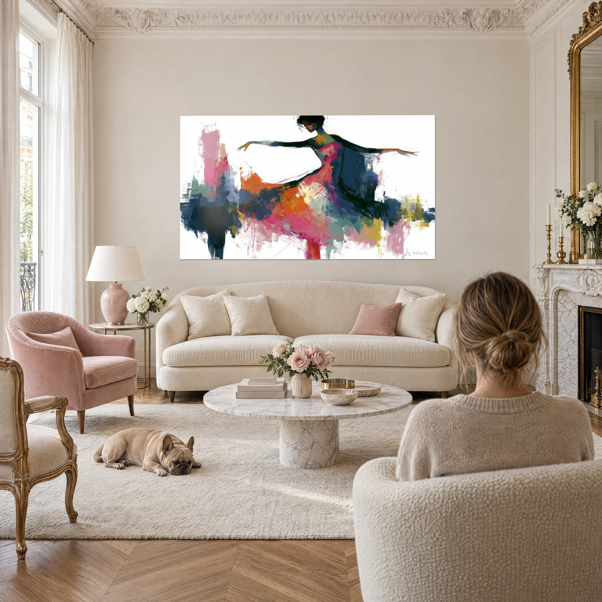 Schilderij danseres met uitgestrekte armen, roze en marineblauwe jurk, oranje sleep, boven een bank in een lichte woonkamer