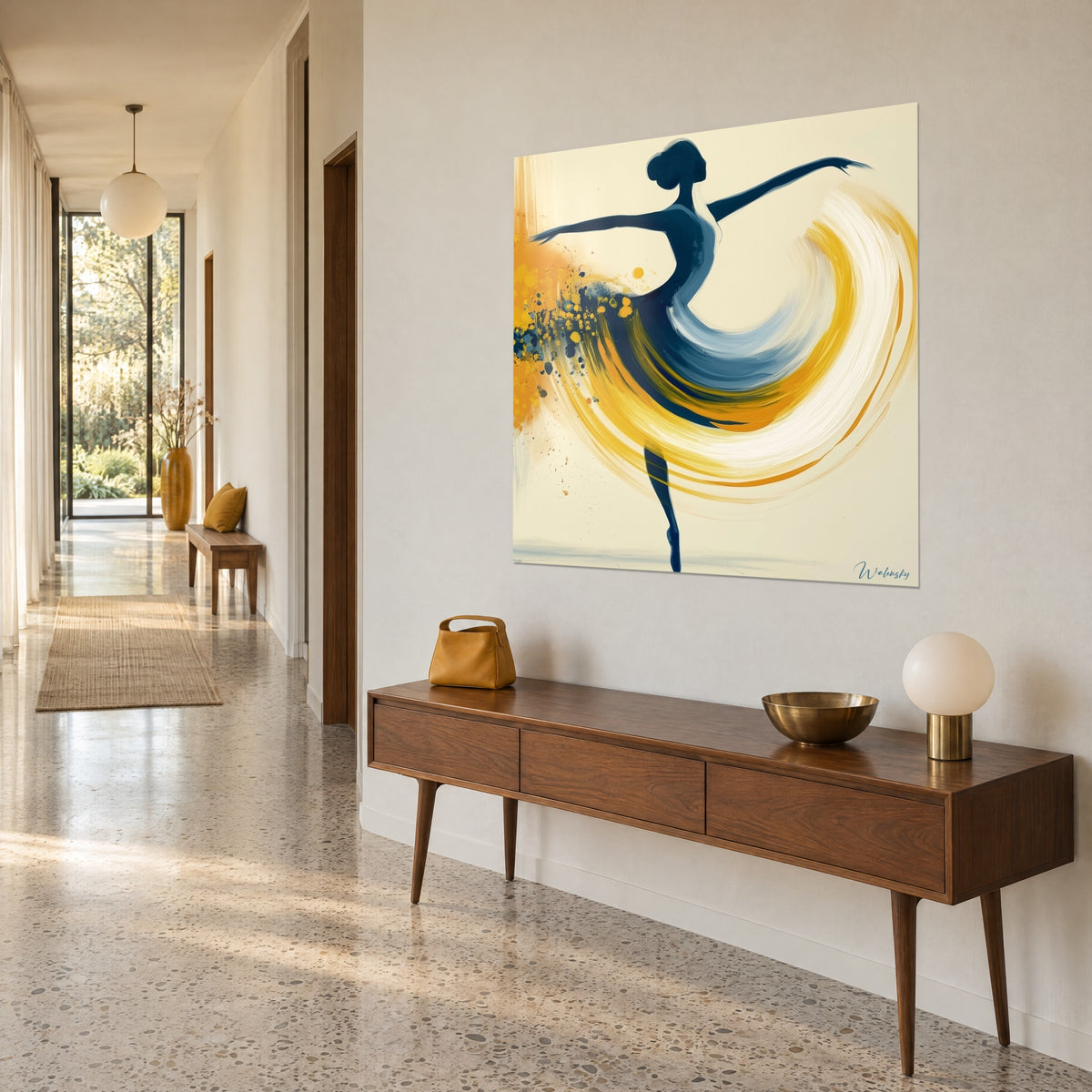 Tableau danseuse aux bras ouverts, tourbillon de coups de pinceau ocre et crème, vu de trois quarts dans un couloir clair