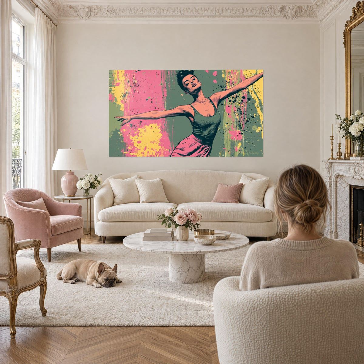 Tableau danseuse aux bras ouverts, jupe rose et débardeur vert sauge, éclaboussures jaunes, au-dessus d'un canapé dans un salon lumineux