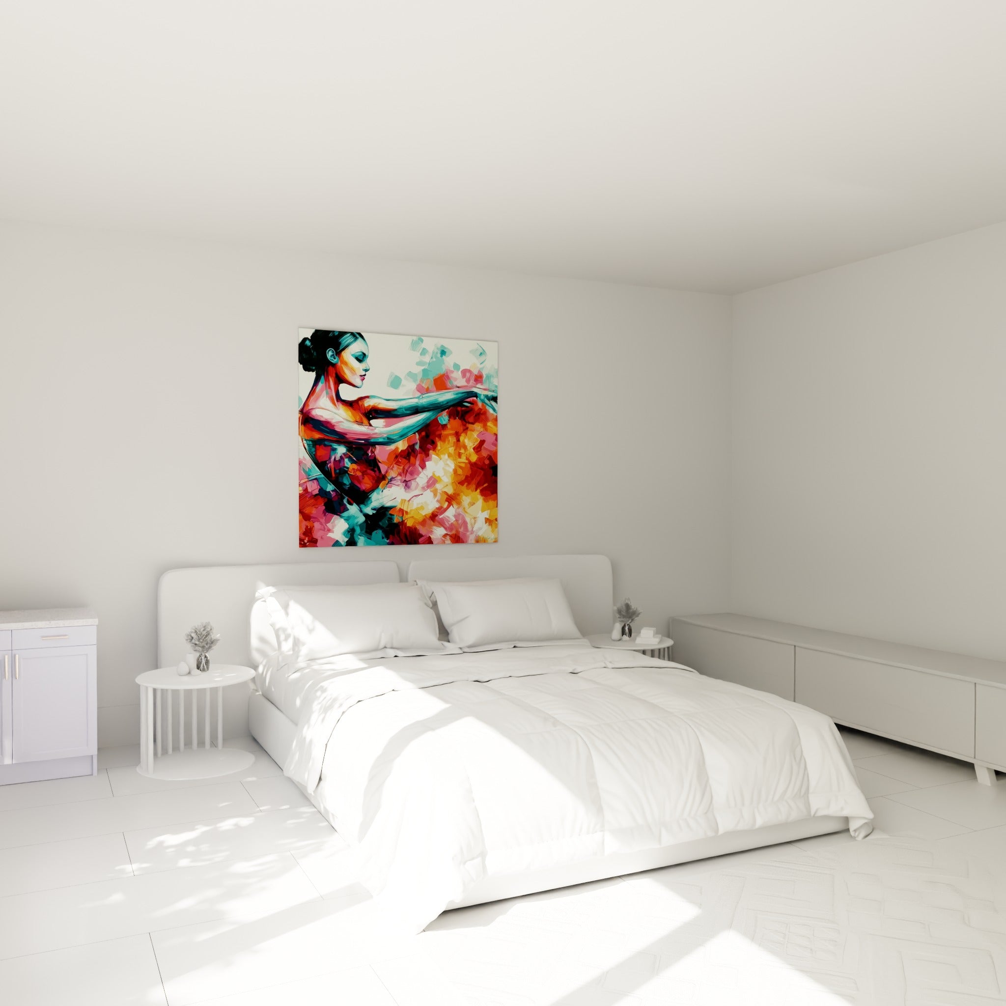 Silhouette de danseuse turquoise et fauve, bras étiré, au-dessus d'un lit dans une chambre claire
