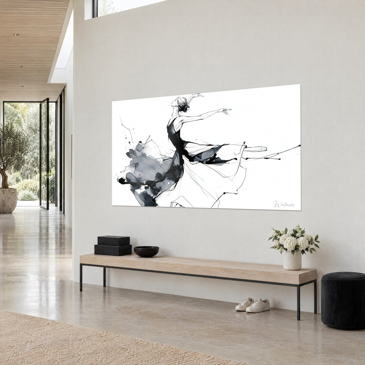 Cuadro bailarina con los brazos abiertos, vestido negro con una raya gris en la abertura, vista de tres cuartos sobre una pared beige claro