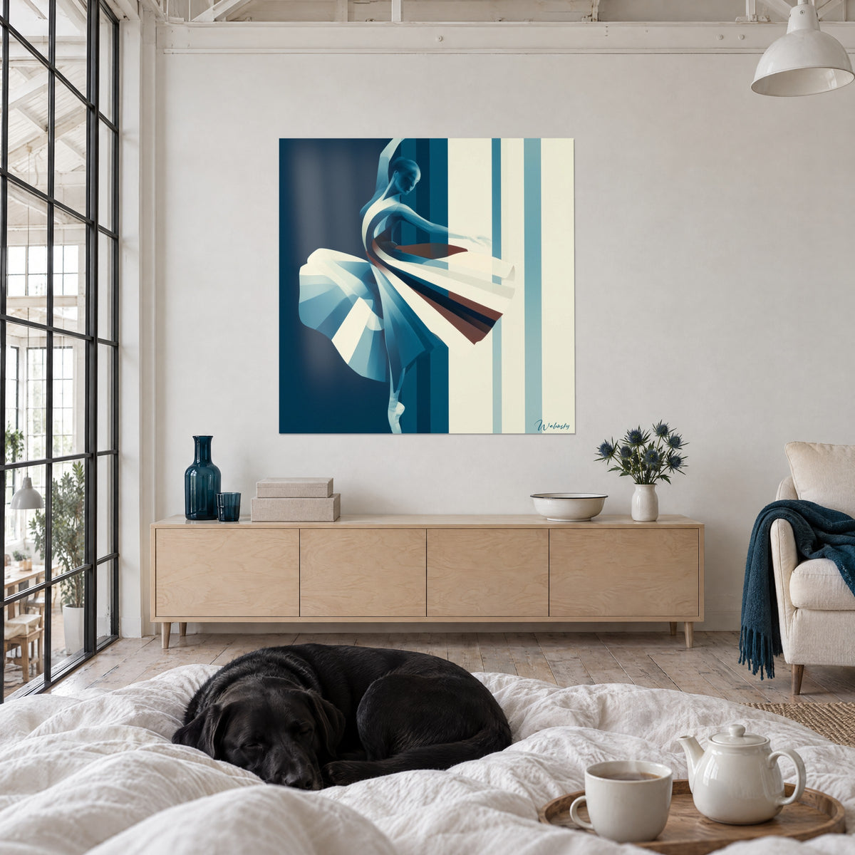 Schilderij balletster gevangen in een volle draai, tutu in blauw en crème, met een zwarte labrador die ernaast ligt, boven een bed in een lichte slaapkamer