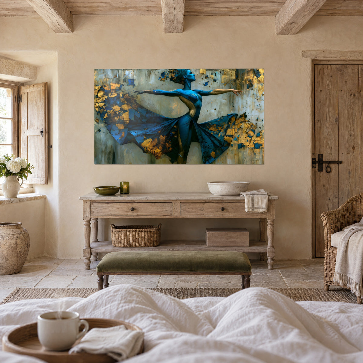 Schilderij dansfiguur in nachtblauw met horizontale armen, gouden glinstertjes en gebarsten ivoorkleurige achtergrond, boven een bed in een lichte slaapkamer