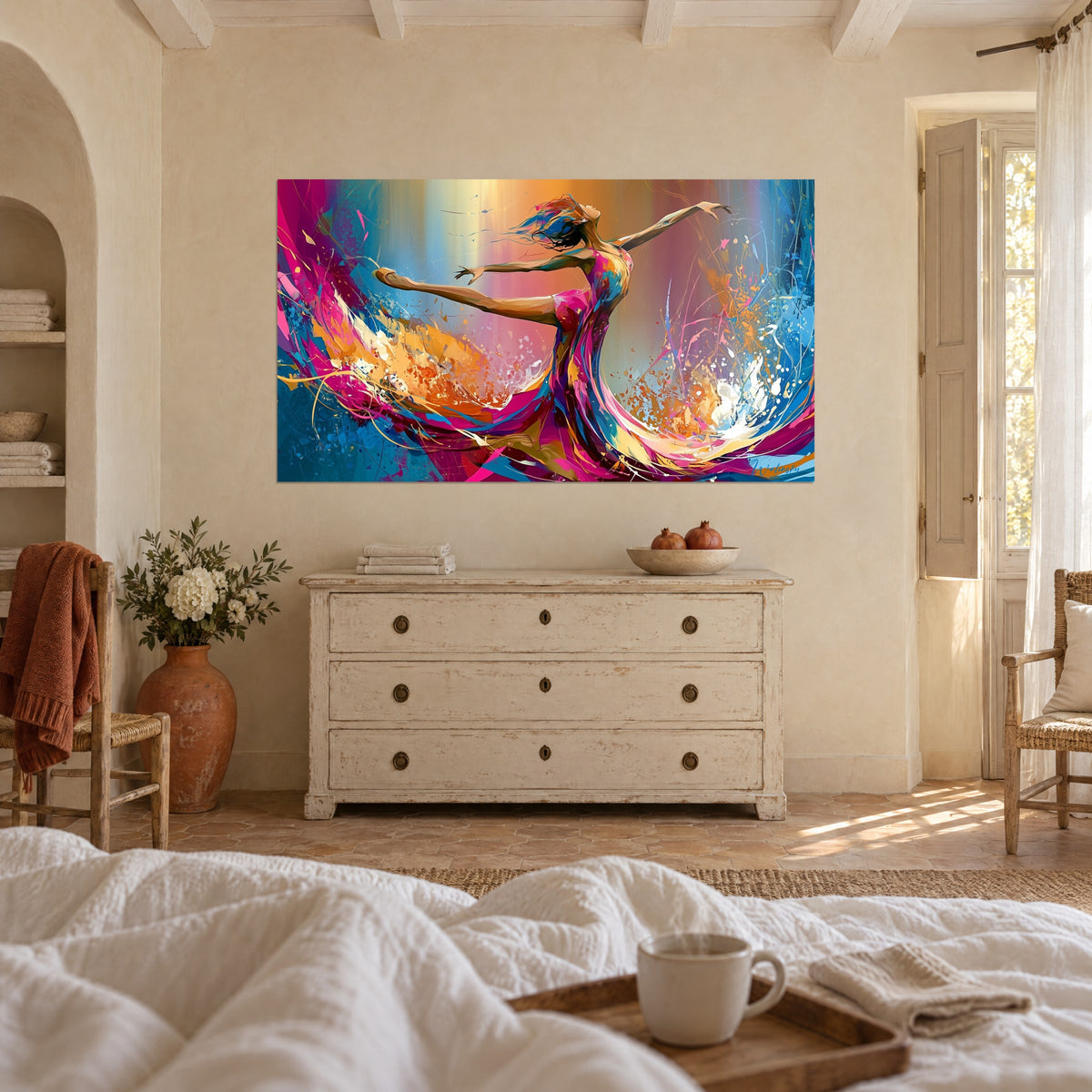 Gemälde choreografischer Schwung in rosa und blauem Wirbel, fuchsiafarbener Faltenwurf, an einer cremefarbenen Wand über einem Bett in einem hellen Schlafzimmer