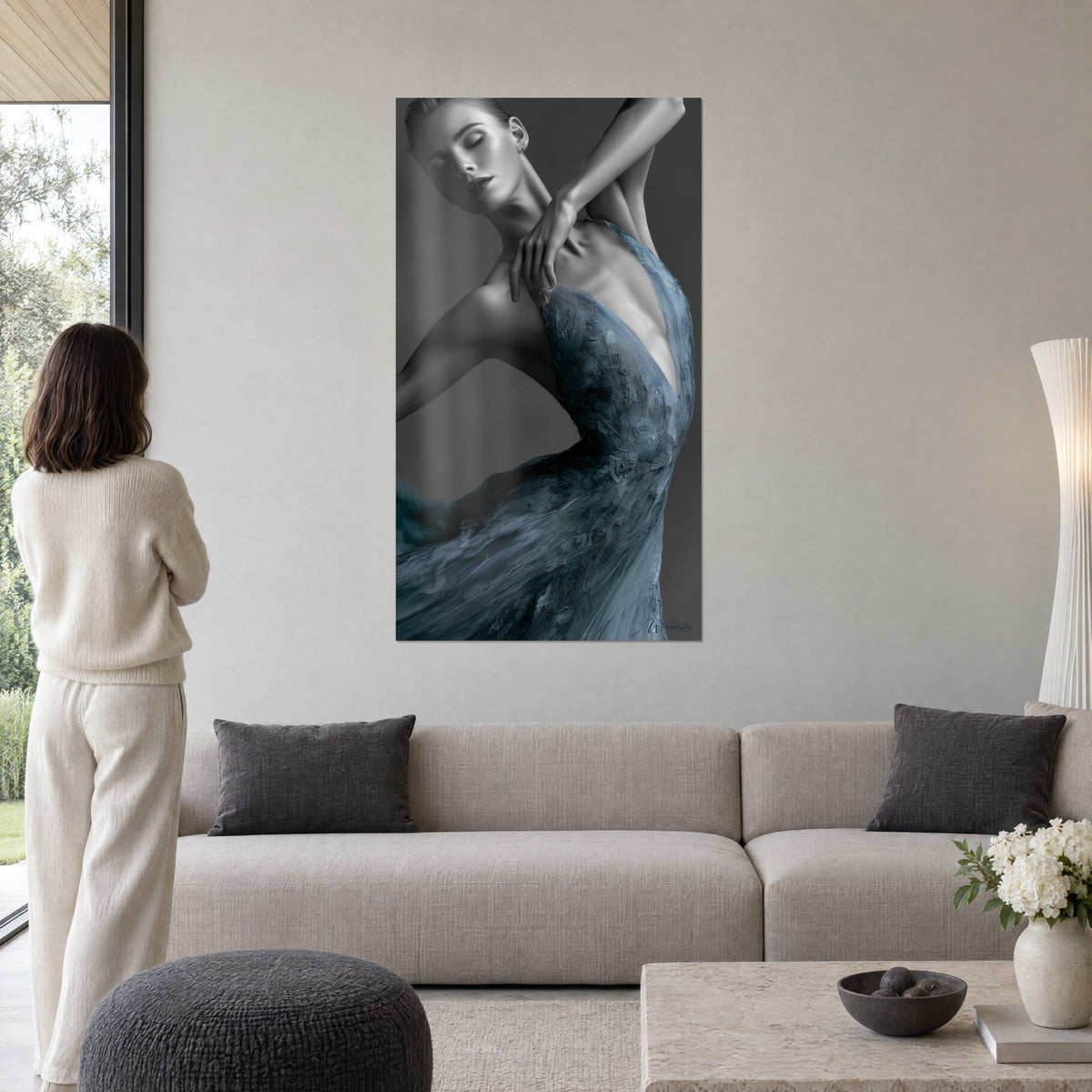 Tableau danseuse en robe bleu acier texturée, bras levé, fond gris anthracite, personne de dos au-dessus d'un canapé dans un salon lumineux