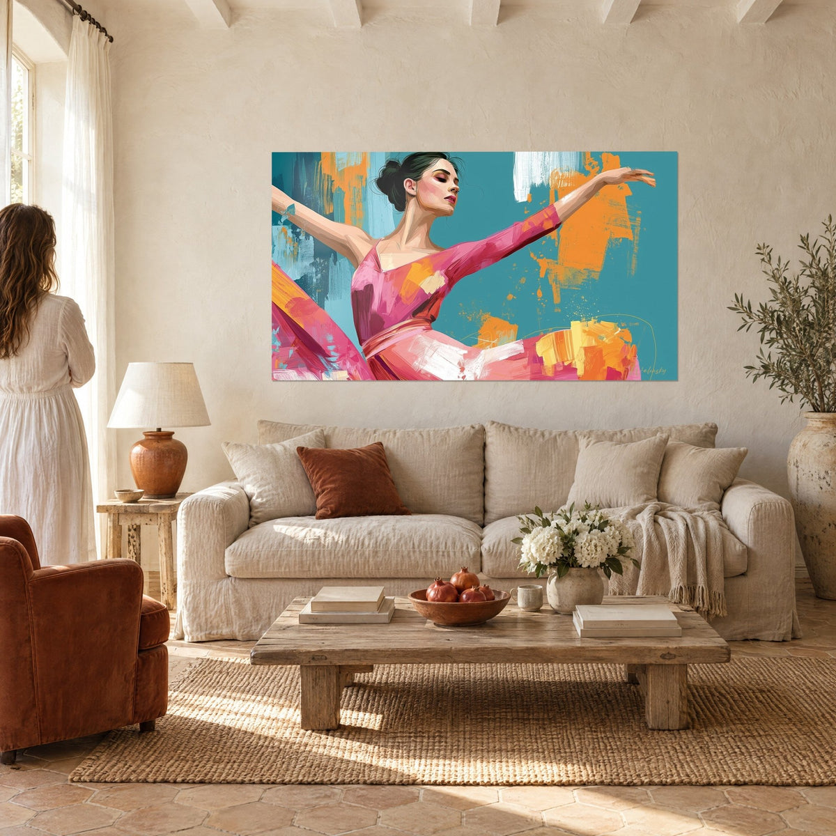 Tableau danseuse aux bras ouverts, robe rose fuchsia et fond turquoise éclaboussé d'orange, au-dessus d'un canapé dans un salon lumineux