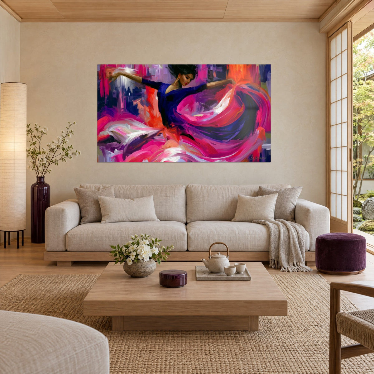 Tableau danseuse bras écartés, jupe rose fuchsia et indigo en coups de pinceau, au-dessus d'un canapé dans un salon lumineux