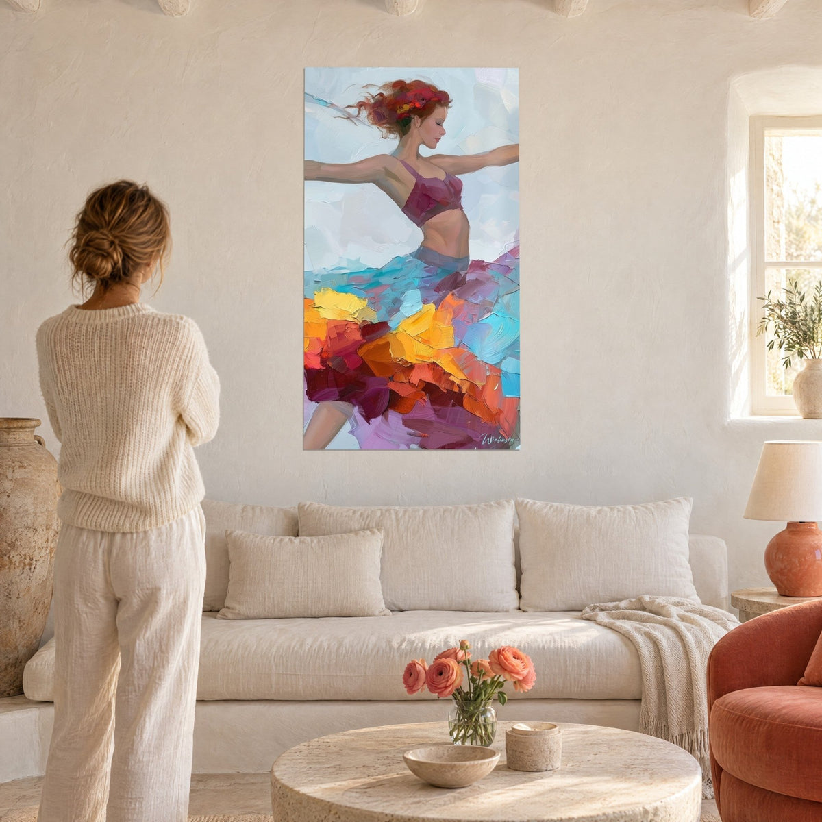 Schilderij danseres met rood haar en uitgestrekte armen, oranje en turquoise rok in spatelstreken, boven een bank in een lichte woonkamer