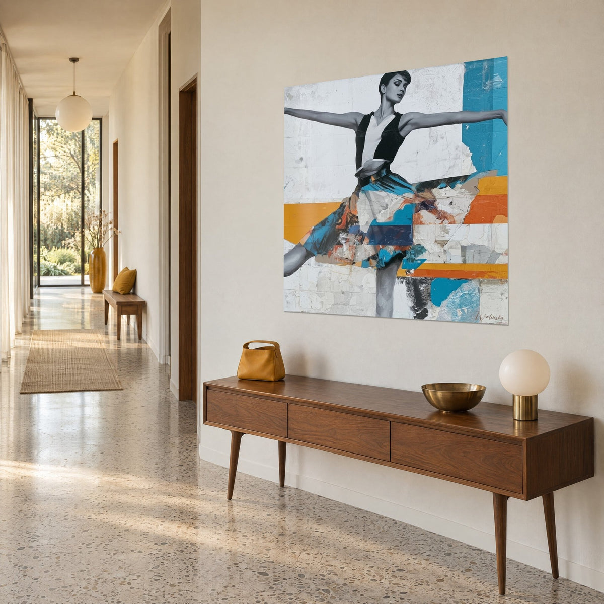 Tableau danseuse aux bras écartés, buste noir et blanc, tutu éclaboussé de bleu et d'orange, au bout d'un couloir clair