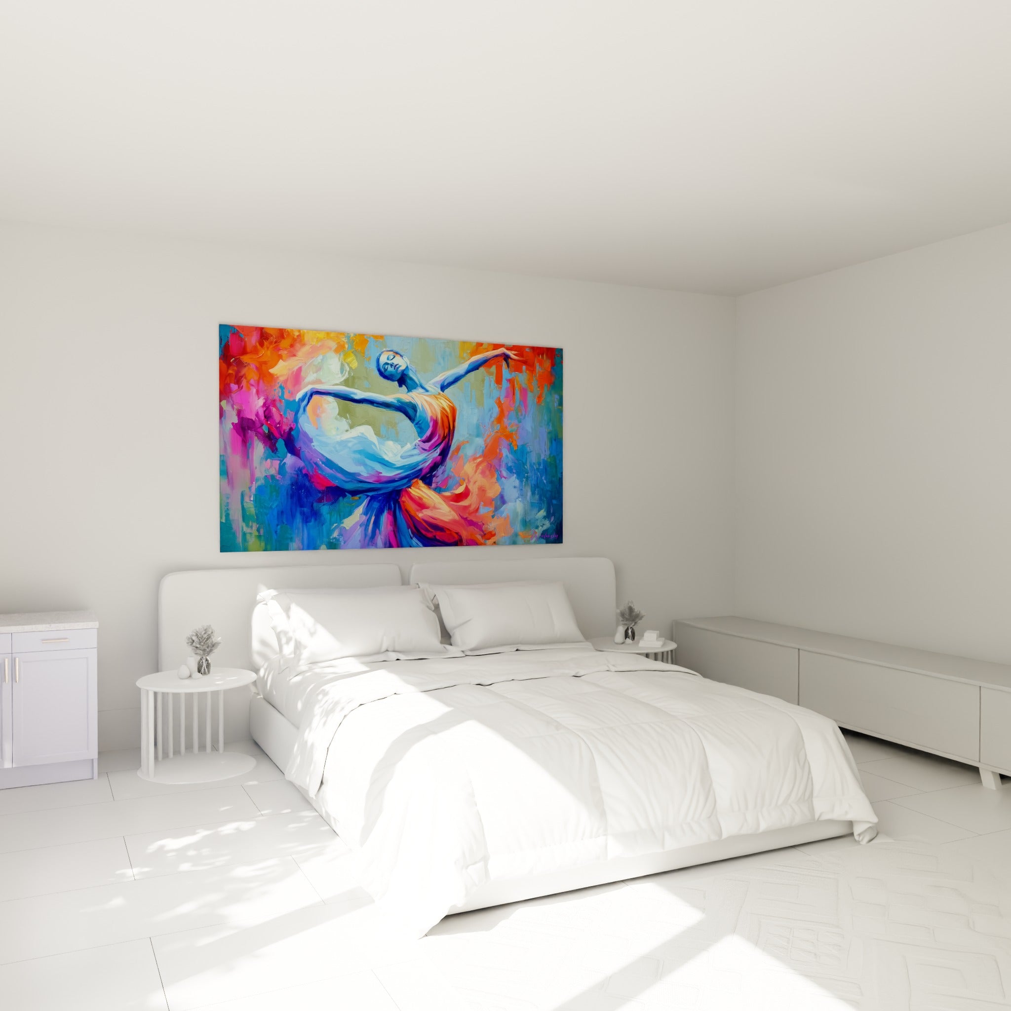 Silhouette bleue et corail en plein mouvement, traîne orange, accrochée au-dessus d'un lit dans une chambre claire