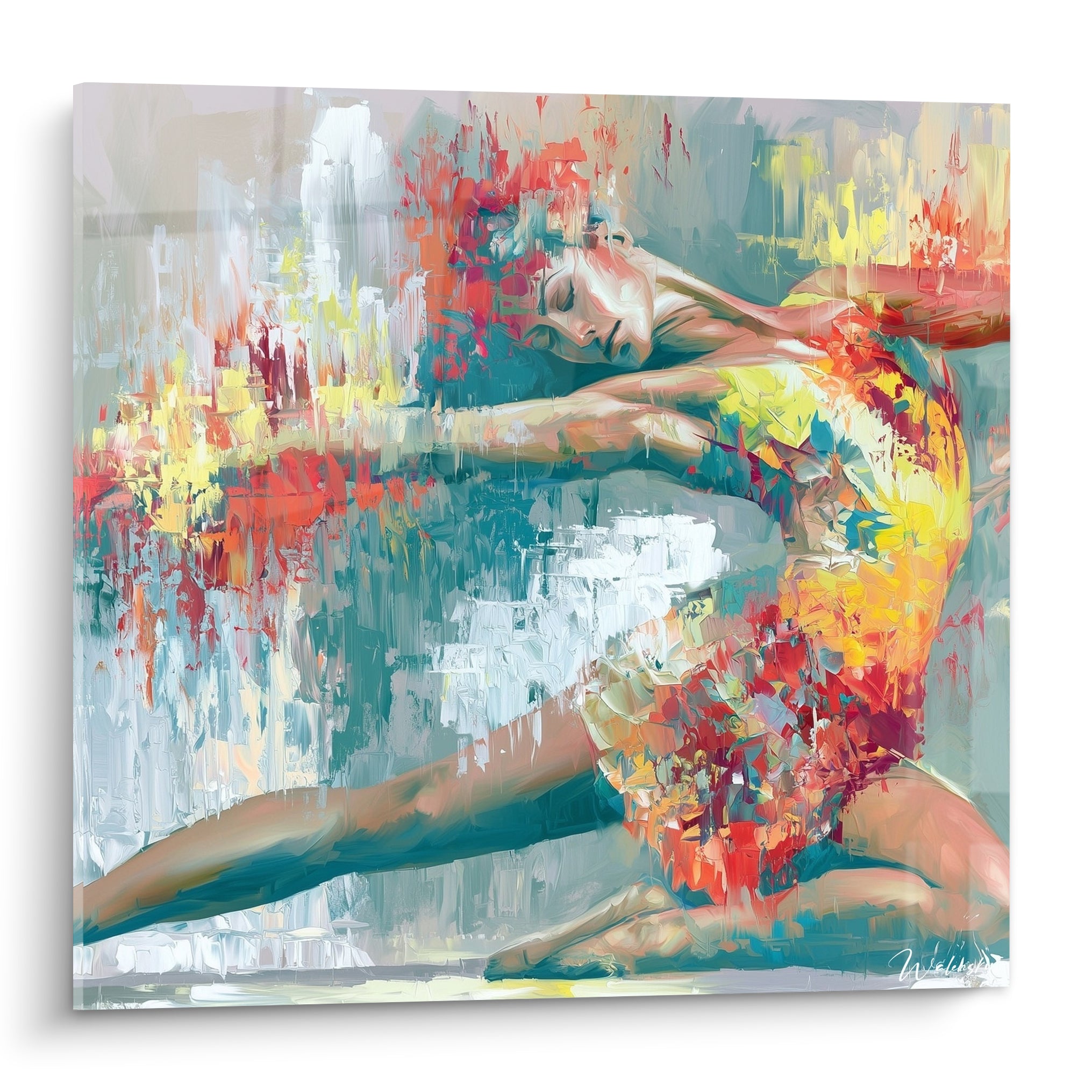 Danseuse abstrait repliée en robe corail et jaune sur fond gris-bleu délavé