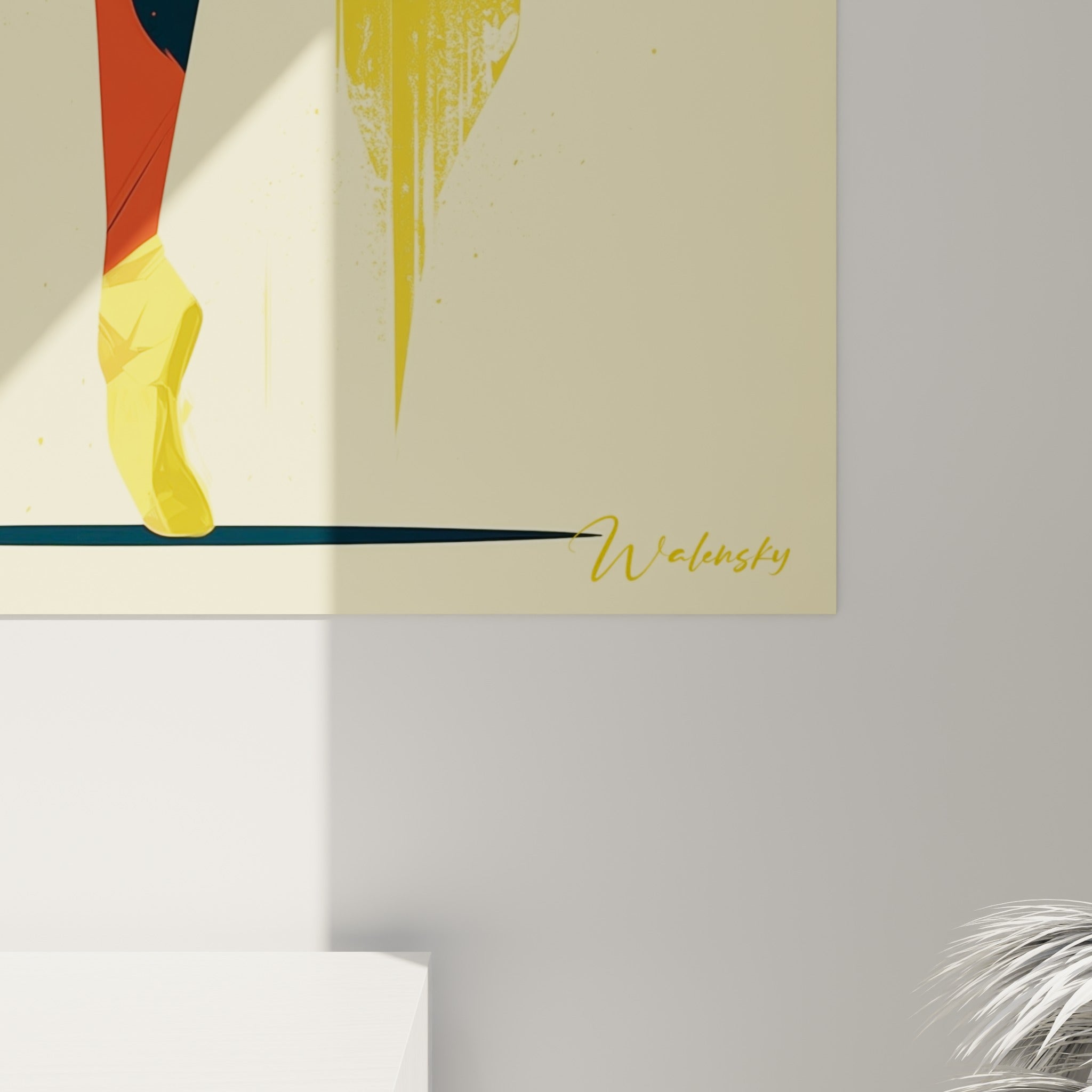 Empâtements et coulures orange fauve se mêlant au jaune doré, grain pictural visible sur la toile accrochée