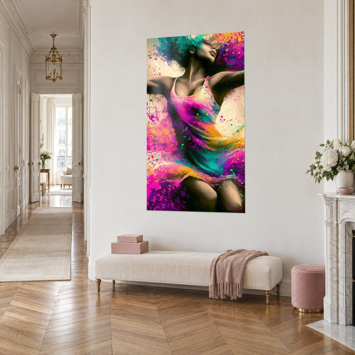 Quadro silhouette femminile inarcata, capelli turchesi a covone, gonna viola e ocra, vista a tre quarti, corridoio stile Haussmann