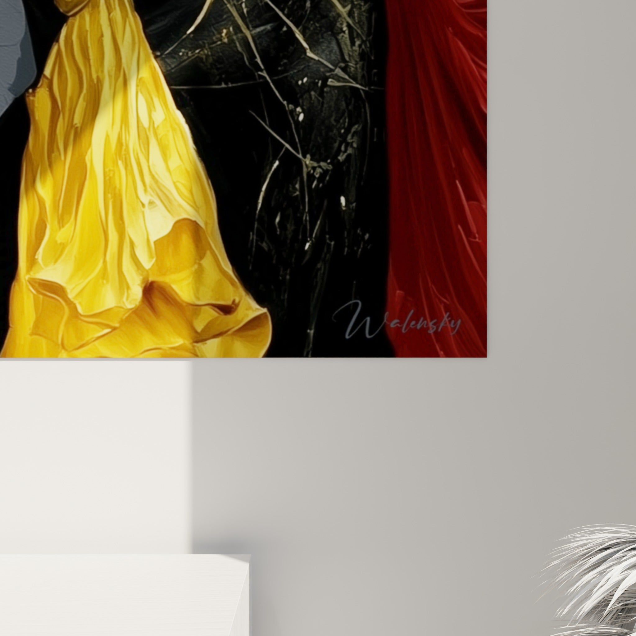 Empâtements dorés en relief sur la robe et coulures noires craquelées près du fond gris texturé de l'œuvre