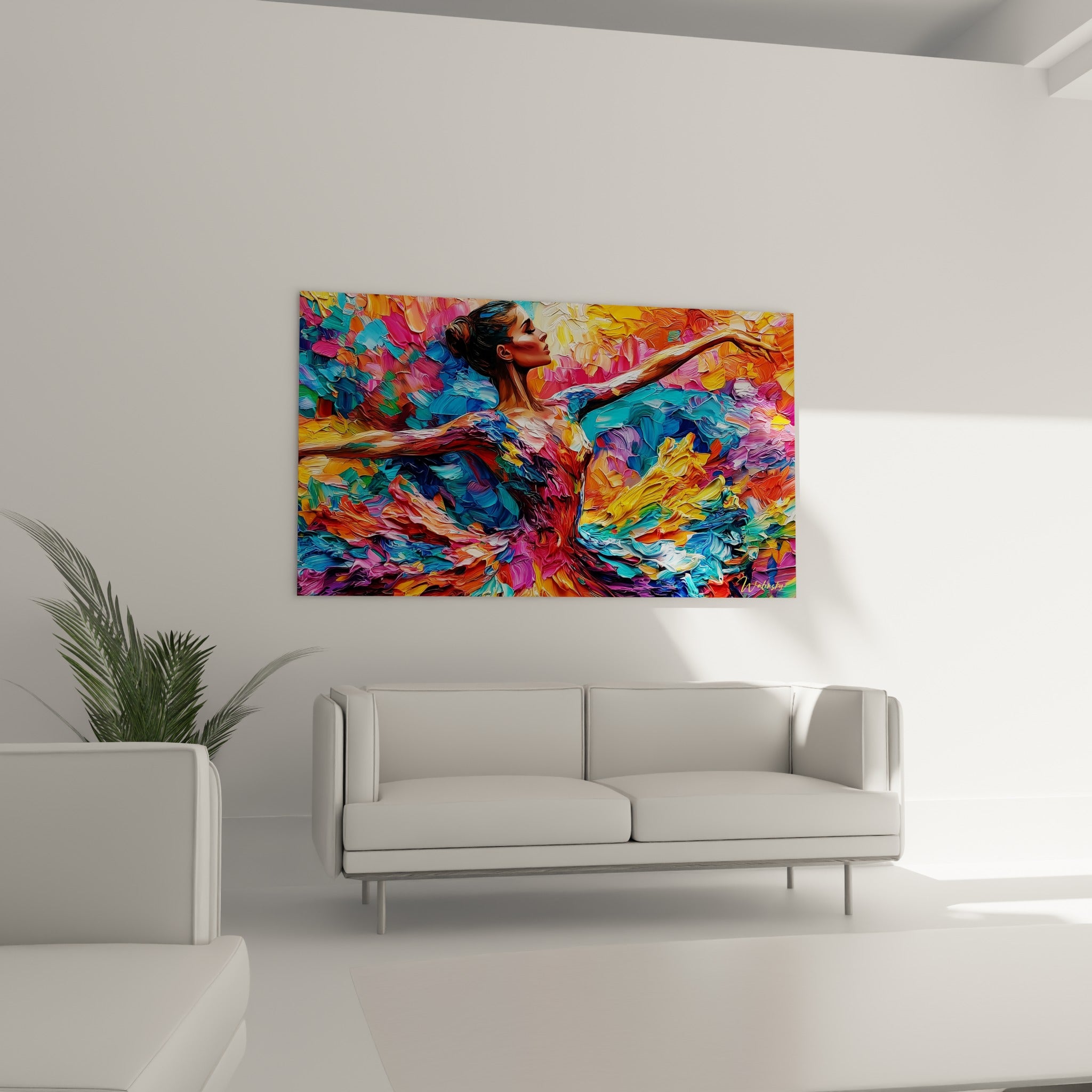 Silhouette gracieuse en robe fauve et violette, tableau danseuse abstrait au-dessus d'un canapé dans un salon lumineux