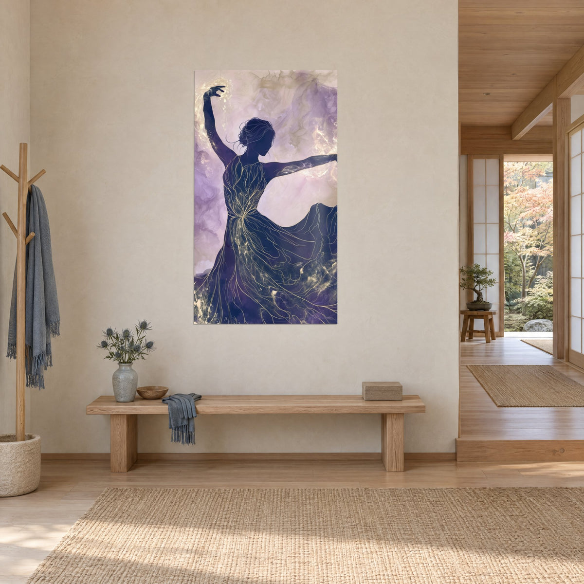 Cuadro bailarina abstracta índigo, falda vaporosa surcada de venas doradas sobre fondo malva, vista de tres cuartos en un pasillo japandi