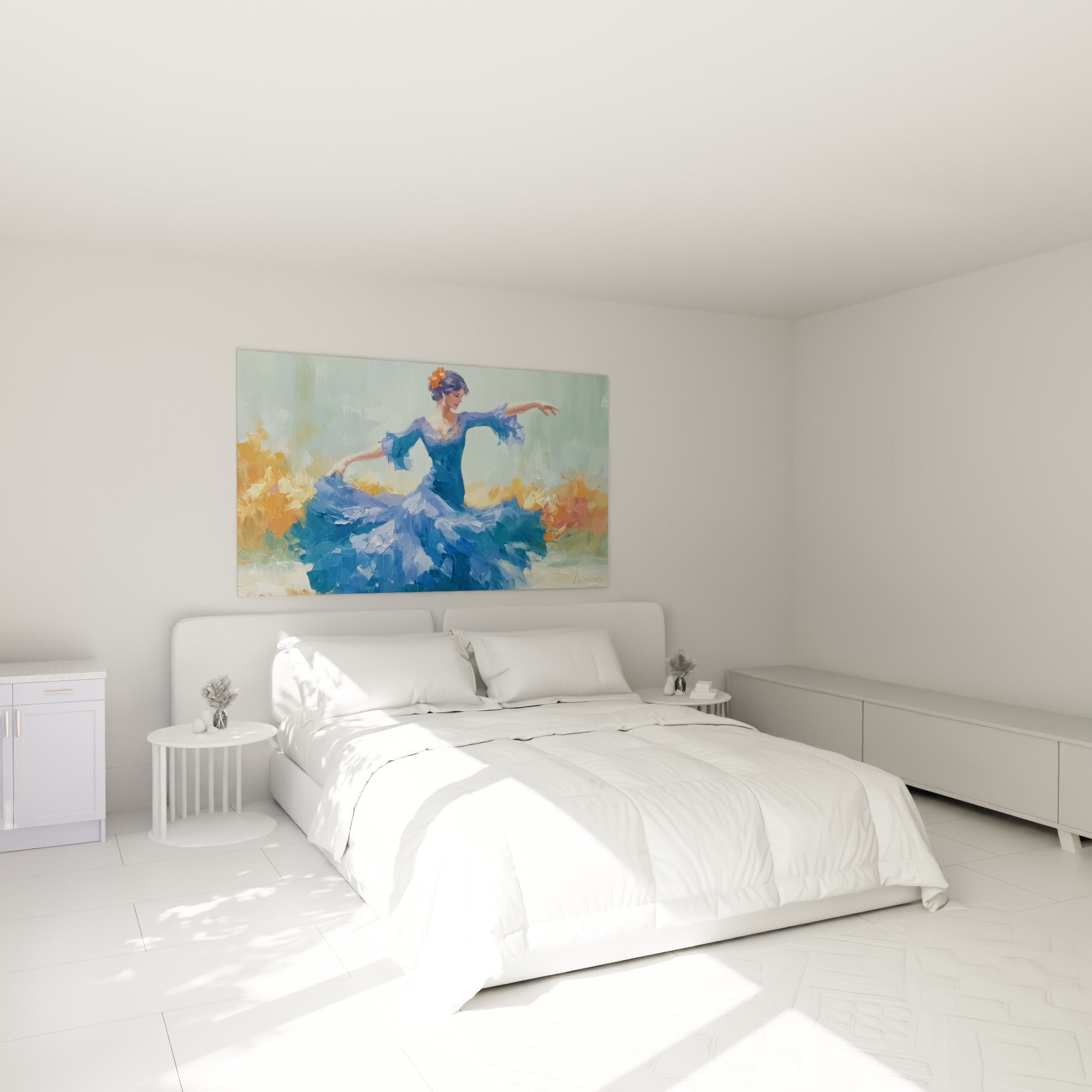 Flamenca en mouvement, robe bleue et touches orange, accrochée au-dessus d'un lit dans une chambre claire