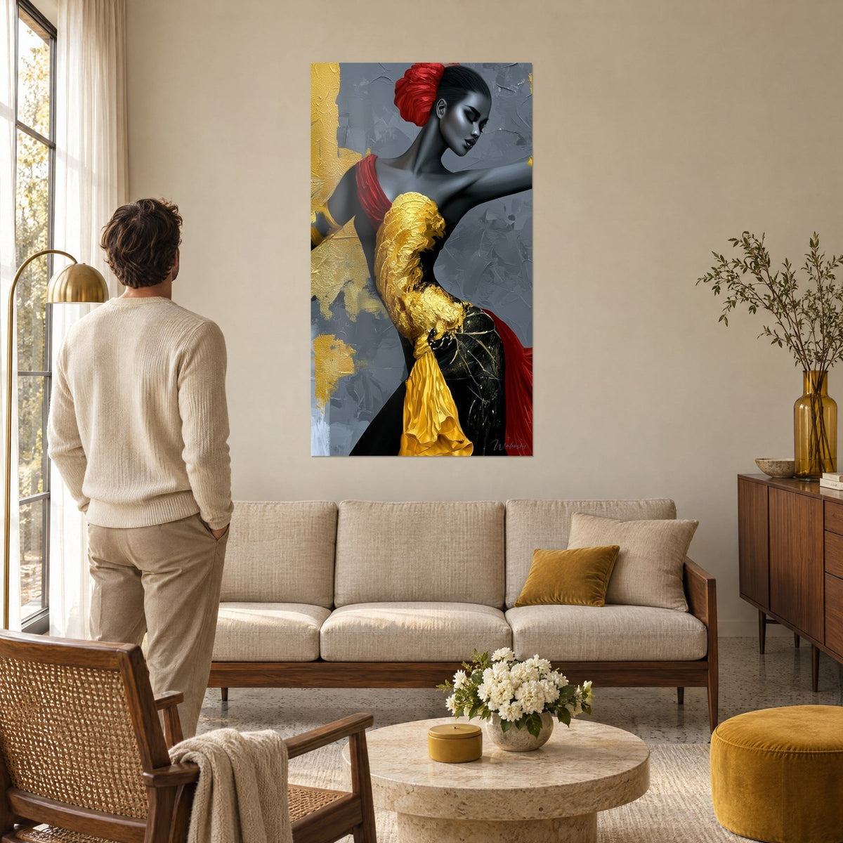 Tableau danseuse à la peau grise et fleur rouge dans les cheveux, robe en or froissé, homme de dos au-dessus d'un canapé dans un salon lumineux