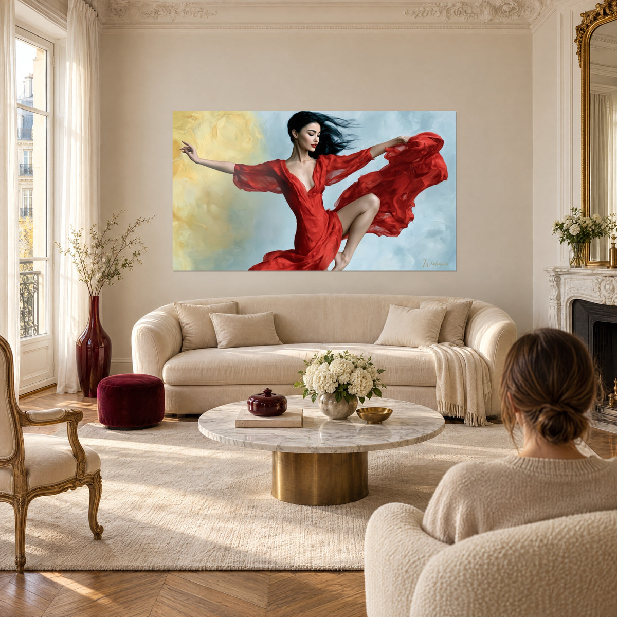 Gemälde Tänzerin im roten Kleid, schwarzes Haar im Wind, vor hellgelbem und blauem Hintergrund, über einem Sofa in einem lichtdurchfluteten Wohnzimmer