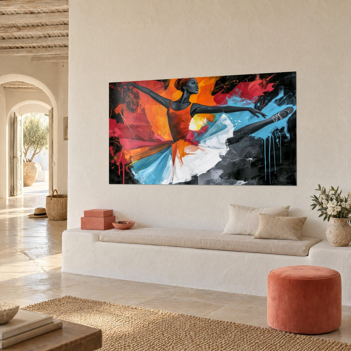 Tableau danseuse sur pointe à la jambe tendue, jupe turquoise et blanche sur éclats orangés, mur crépi et banquette blanche d'une maison méditerranéenne