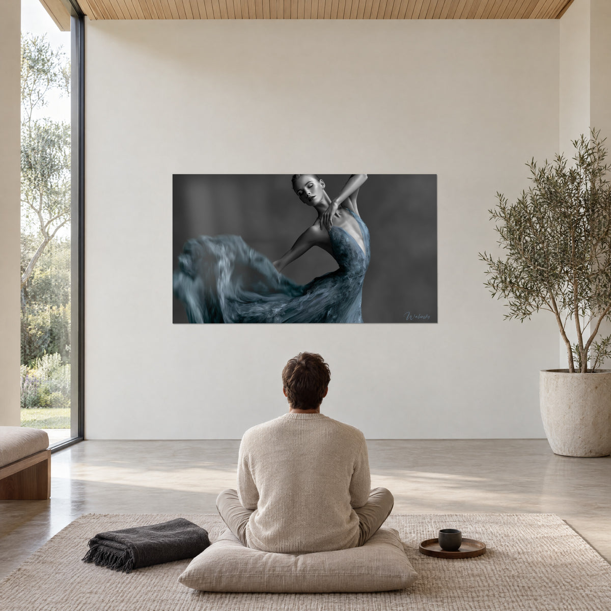Gemälde Bewegung eines Tüllkleids in graublau auf schiefergrauem Grund, Tänzerin mit verschränkten Armen, betrachtet von einem Mann von hinten, der auf einem Meditationskissen sitzt
