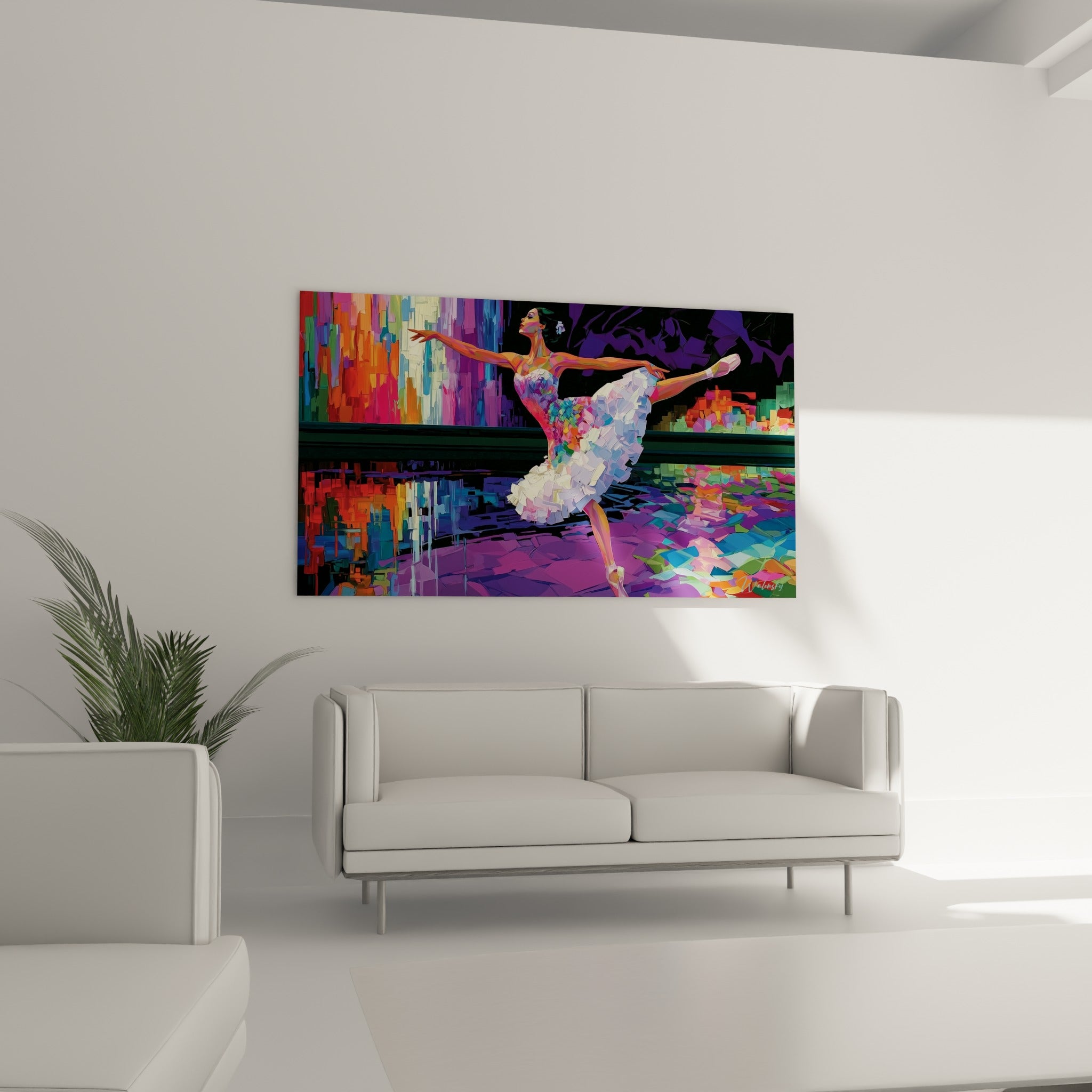 Figure gracieuse de la danseuse abstrait en blanc et turquoise, au-dessus d'un canapé dans un salon lumineux