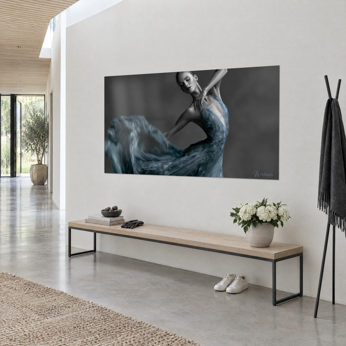 Gemälde Ballerina im Profil in einem drapierten schiefergrauen und perlgrauen Kleid, fließender, bewegter Schleier, Dreiviertelansicht neben einer Konsole aus Holz