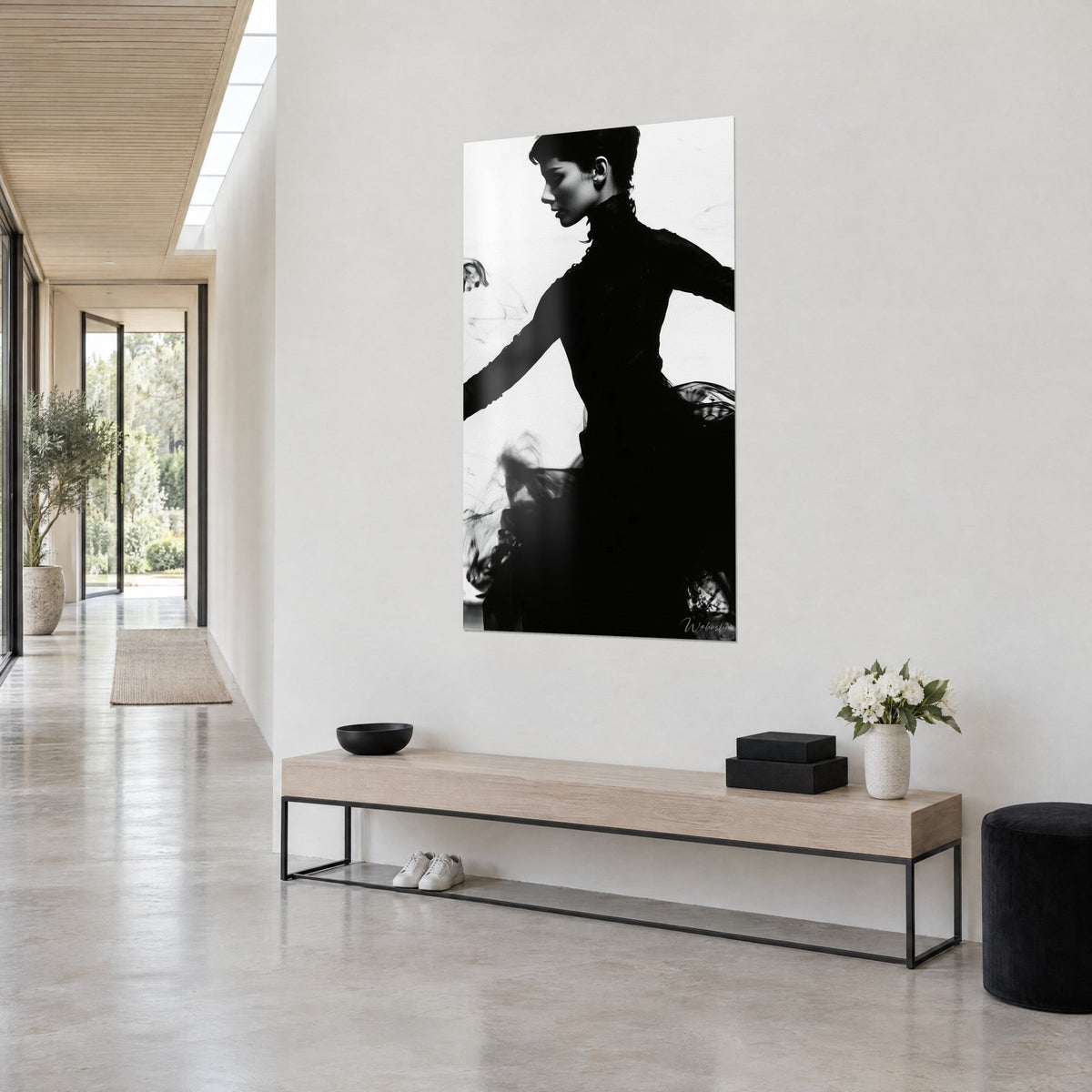 Gemälde Silhouette einer schwarzen Ballerina mit grauen Rauchschwaden, Dreiviertelansicht vor weißer Wand, Flur und helle Holzbank