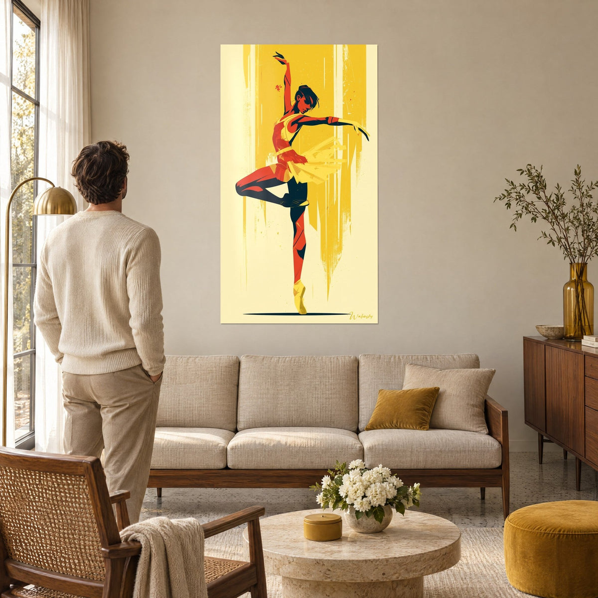 Quadro ballerina in equilibrio sulla punta, tutù giallo strappato e corpo rosso vermiglio, un uomo di spalle, sopra un divano in un soggiorno luminoso