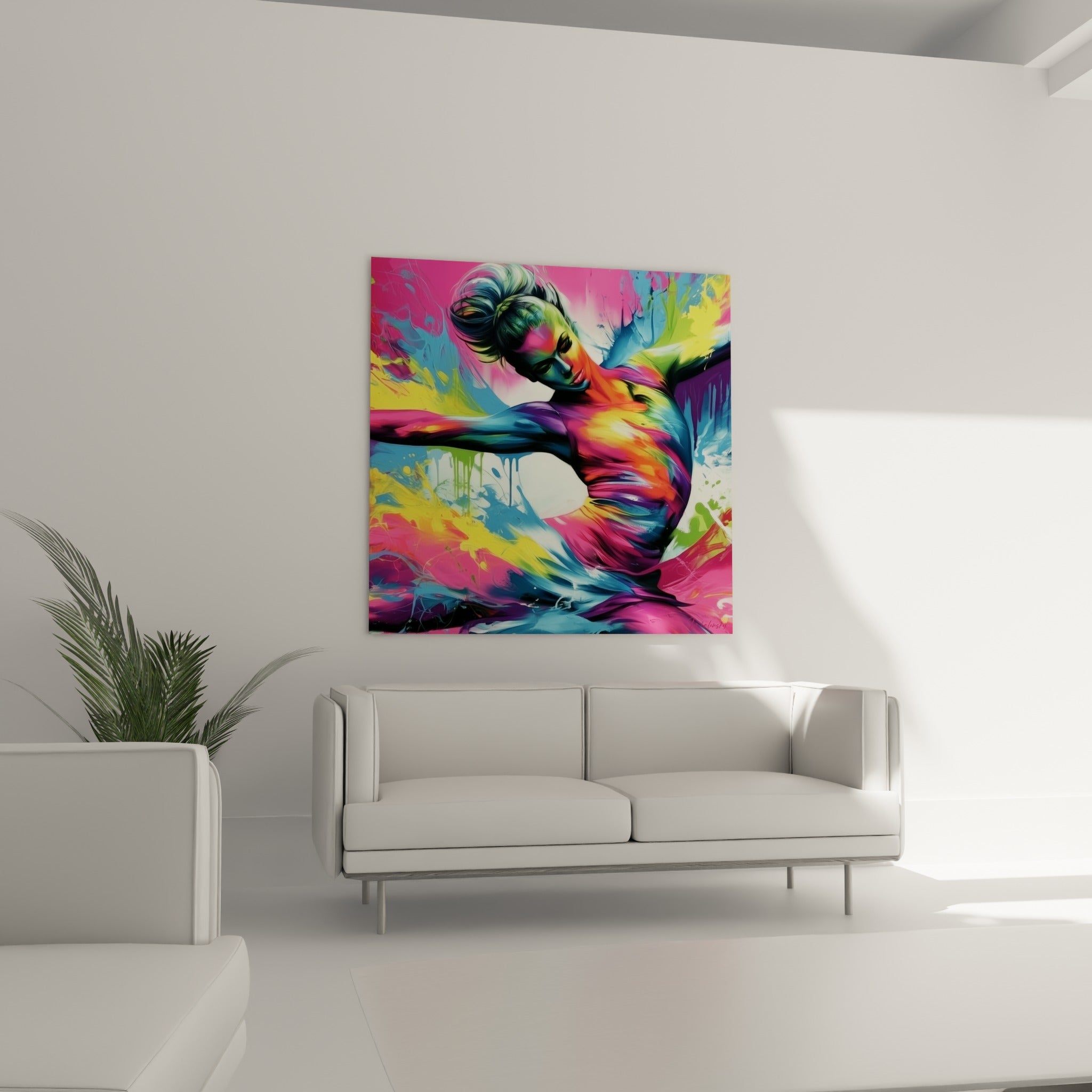 Corps de danseuse orange et rose figé en mouvement, au-dessus d'un canapé dans un salon lumineux