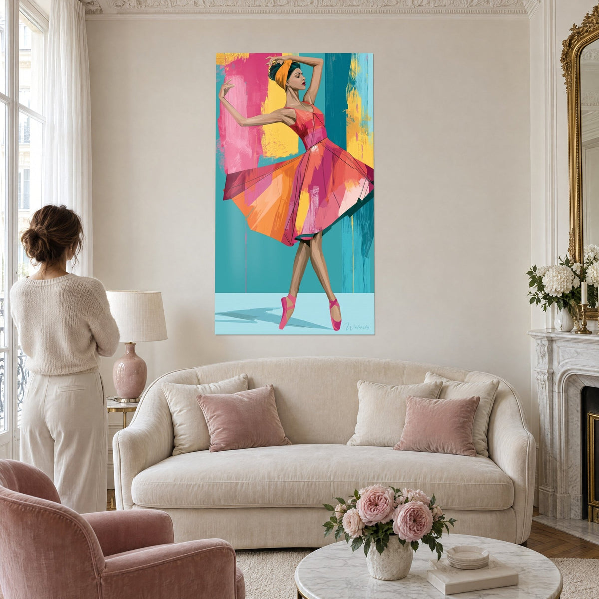 Tableau danseuse en robe évasée rose et orange, bandeau jaune, bras levés, fond turquoise, au-dessus d'un canapé dans un salon lumineux