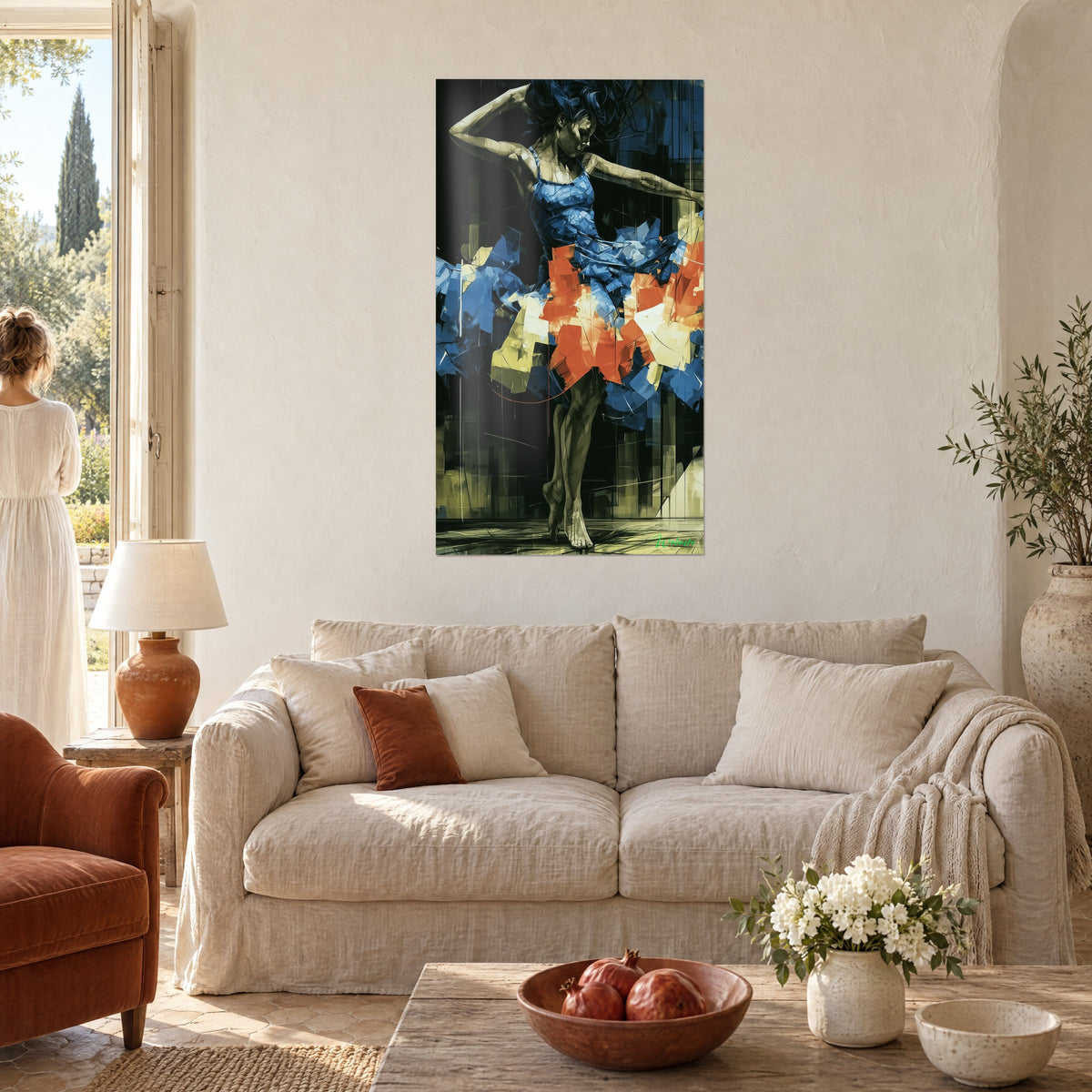 Tableau danseuse en tutu bleu et orange, bras levé, jupe éclatée en facettes jaunes, au-dessus d'un canapé dans un salon lumineux