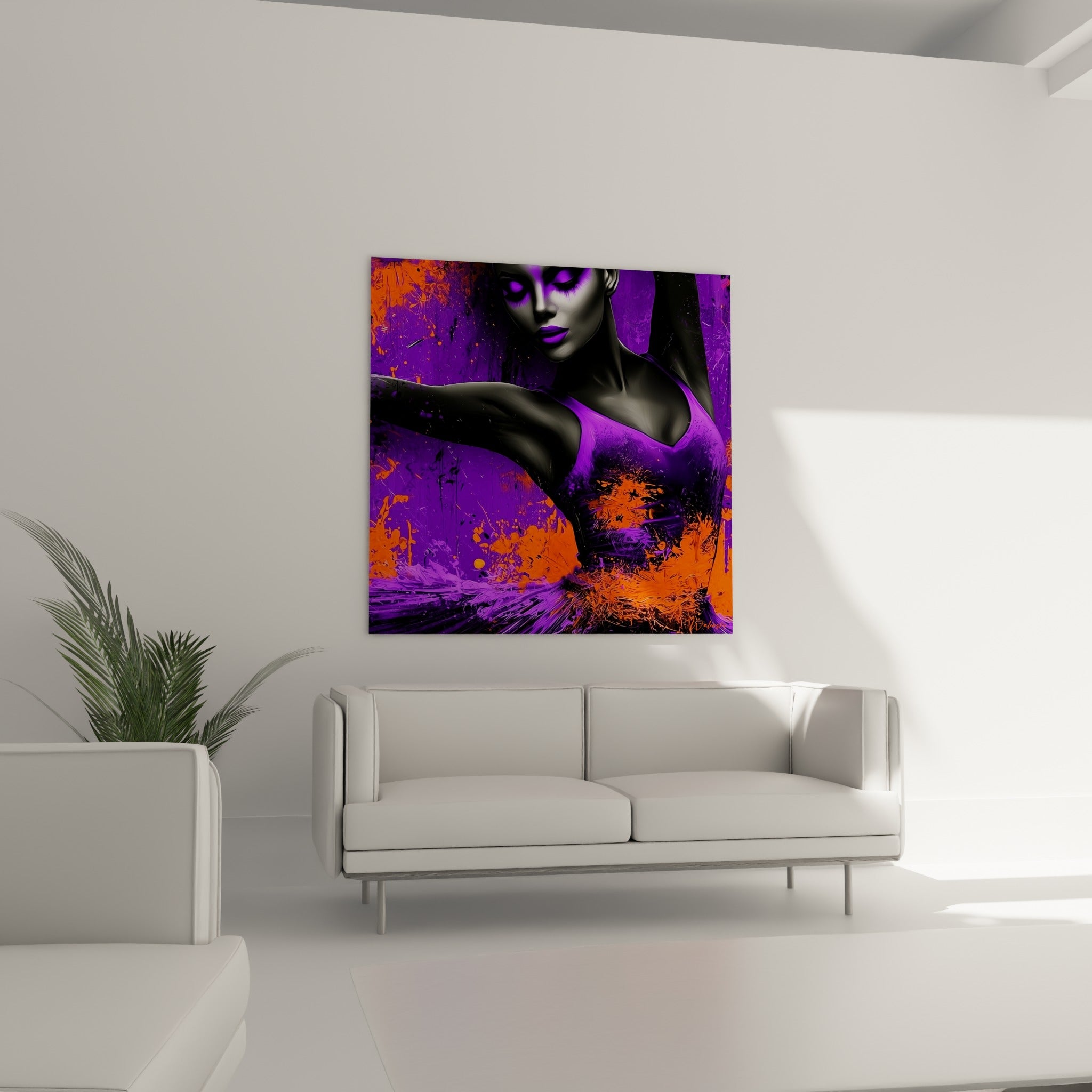 Portrait de danseuse en camaïeu gris et violet intense, taches orange dynamiques, au-dessus d'un canapé dans un salon lumineux